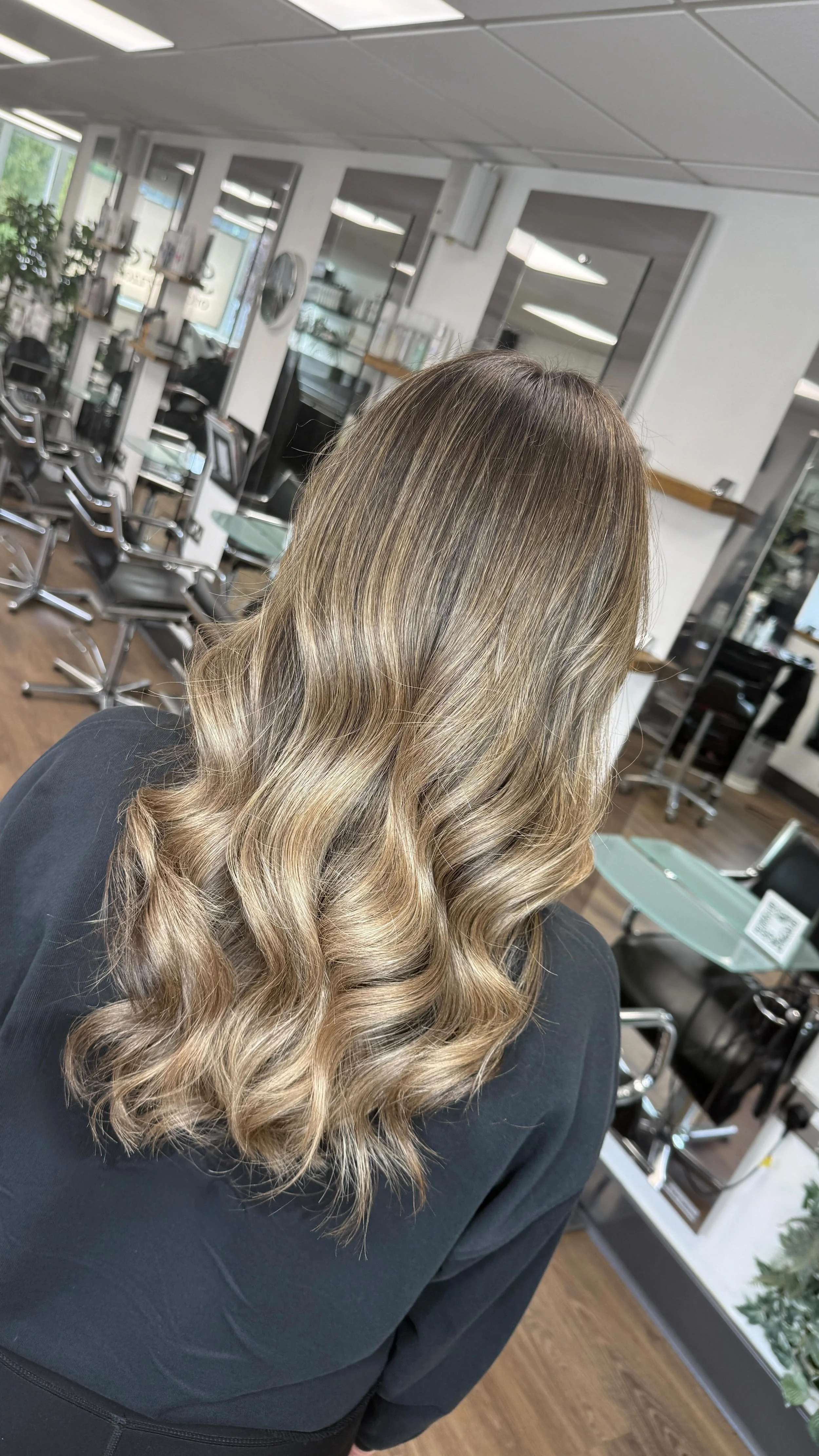 GLOSSY WAVES ✨
COLOUR & CUT BY: @darceyholland
SERVICES INCLUDED:
- Partial Balayage
- Toner
- Olaplex
- Long/Thick Cut & Blowdry
🌿01903 772200
🌿Direct message to book
🌿Online booking via website
www.serenityrustington.co.uk