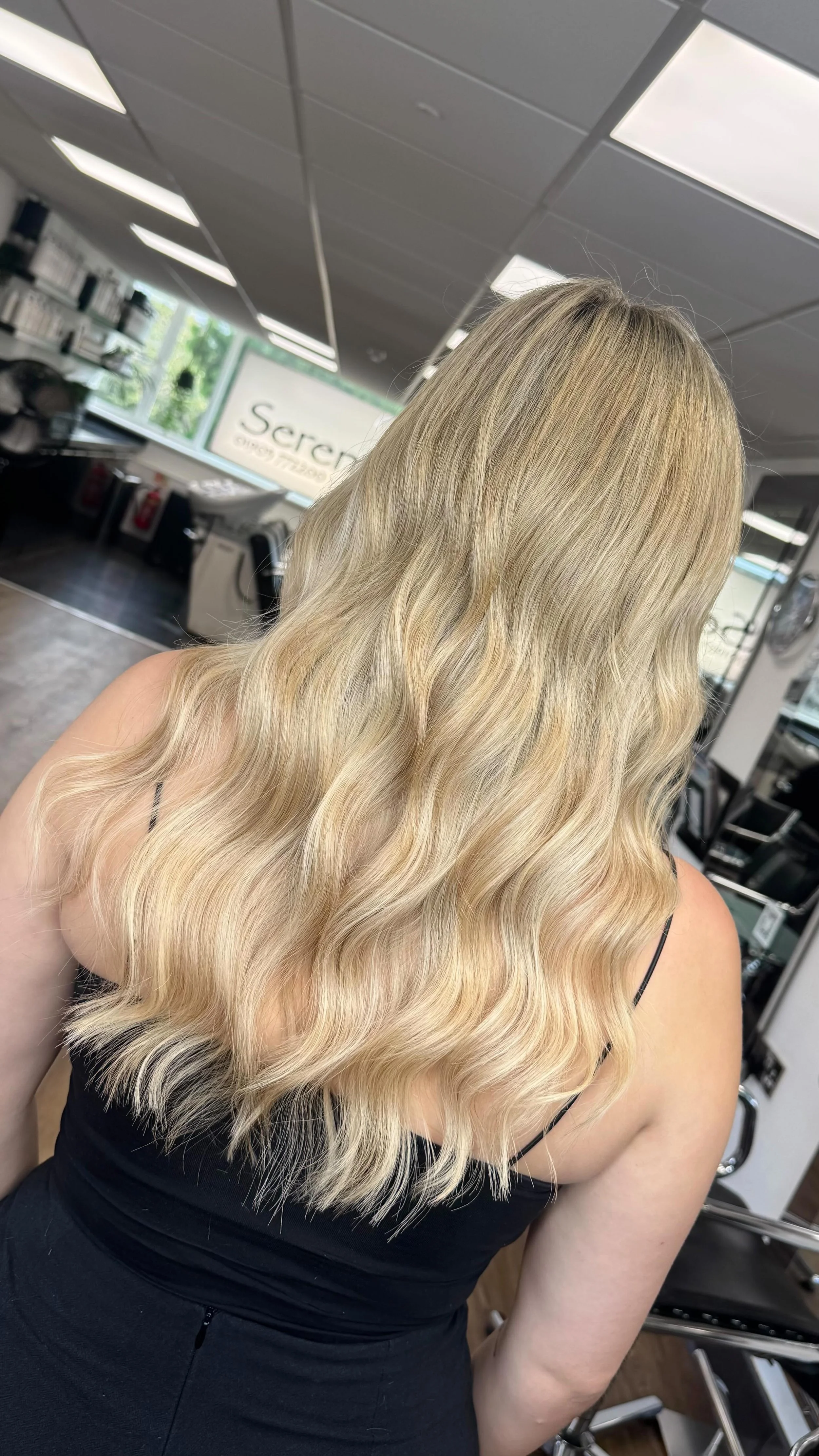 DREAMY HAIR ☁️
COLOUR, EXTENSIONS & CUT BY: Tara
SERVICES INCLUDED: Full head highlights , Toner, Cut & blowdry , 40grams nano hair extensions
We added 40 grams of nano extensions to instantly transform this look, focusing on adding thic