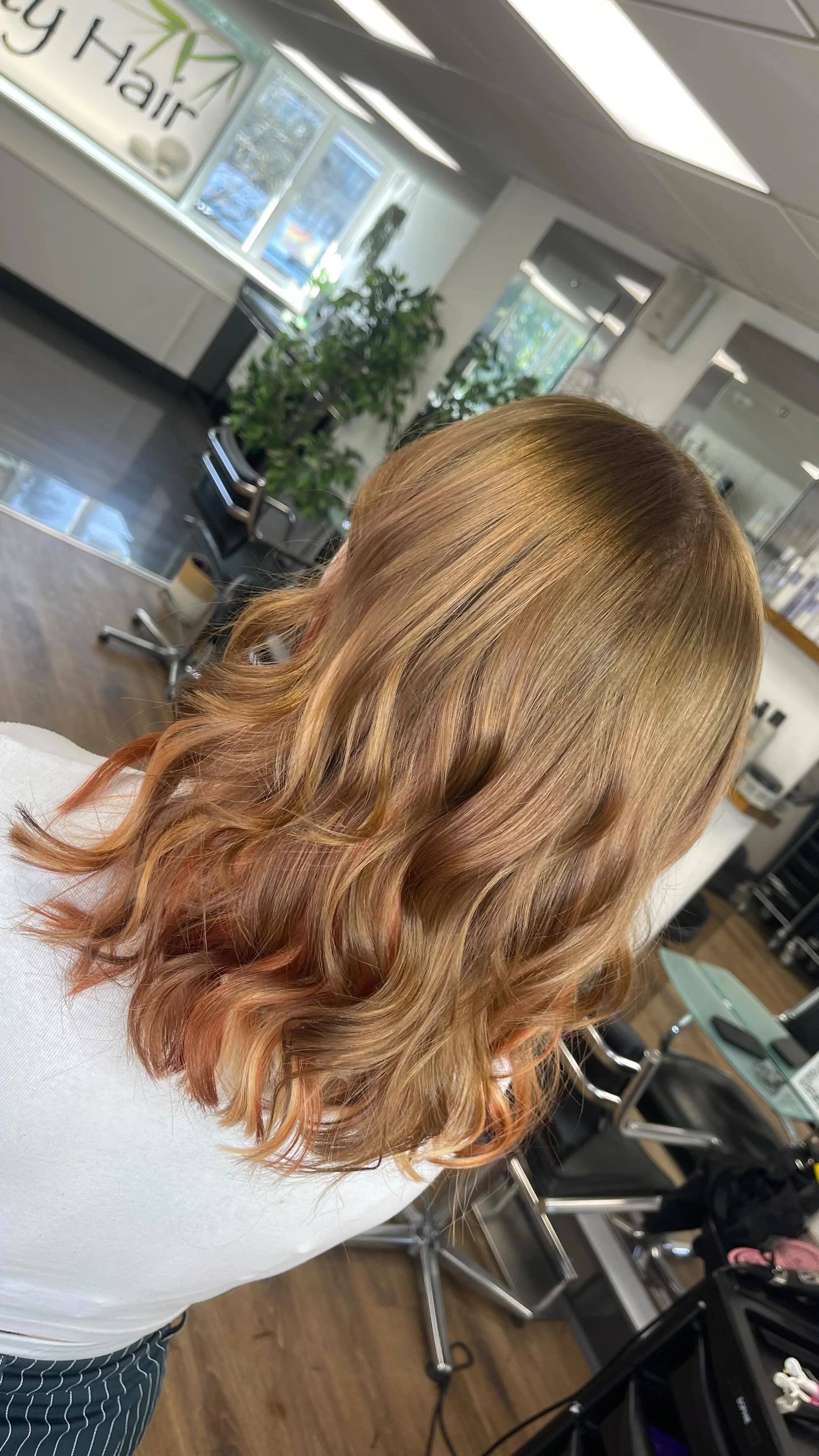AUTUMN LEAVES 🍂
COLOUR & CUT BY: Sophie
SERVICES INCLUDED: Full head bleach, Tint/bleach in panels, Toner, Cut & Blowdry.
This service was a complete colour change. Lottie came to Sophie months ago with a clear vision, she wanted to embra