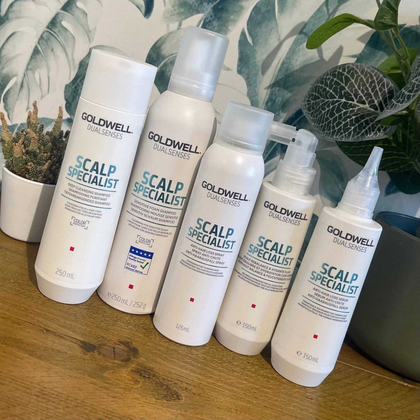 SCALP SPECIALIST🩵

DEEP CLEANSING SHAMPOO- Instantly purifies for a clean and fresh scalp feel. Frees hair and scalp from build-up of residues. Removes environmental pollutants (carob particles). Colour protection and suitable for daily use. Use for