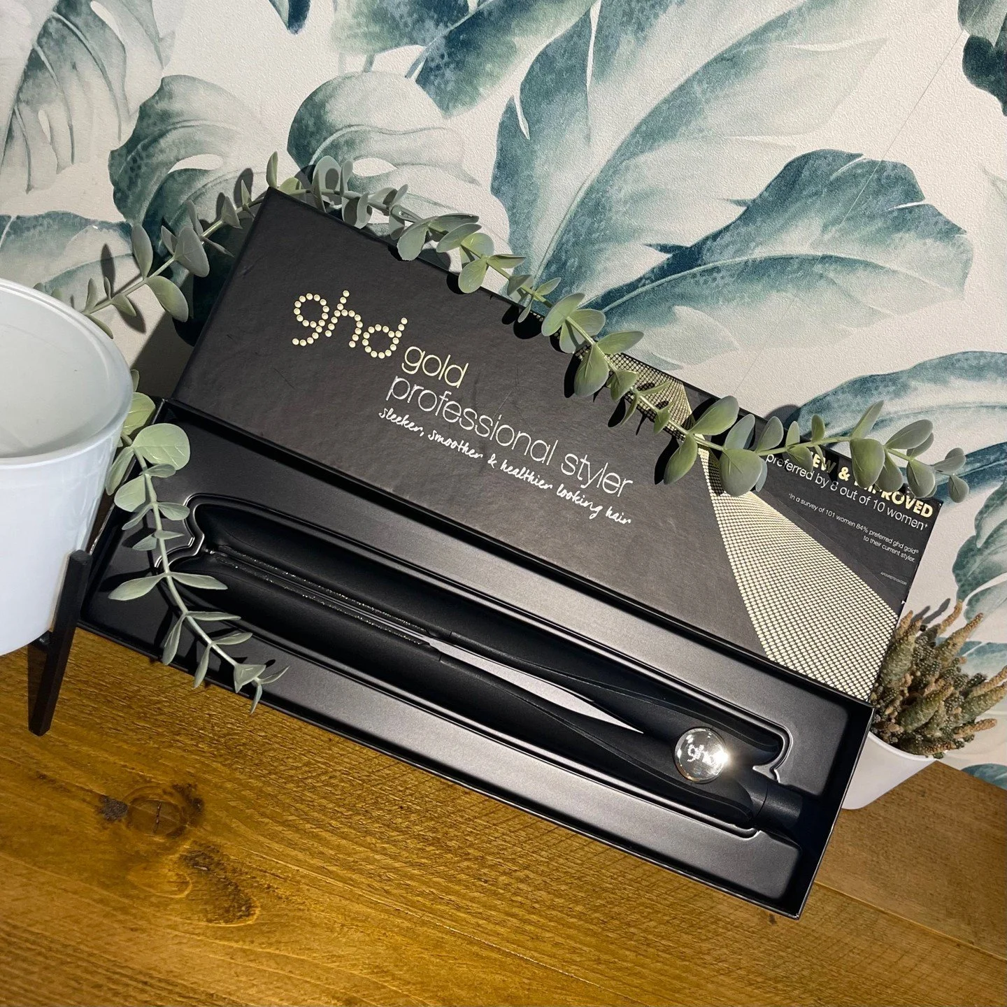 GHD Gold 🌿

Featuring new generation heat sensors, one across each styling plate, to control the optimum styling temperature of 185&ordm;C from root to tip ensuring consistency throughout.

It's more than a straightener, with a sleek design and roun