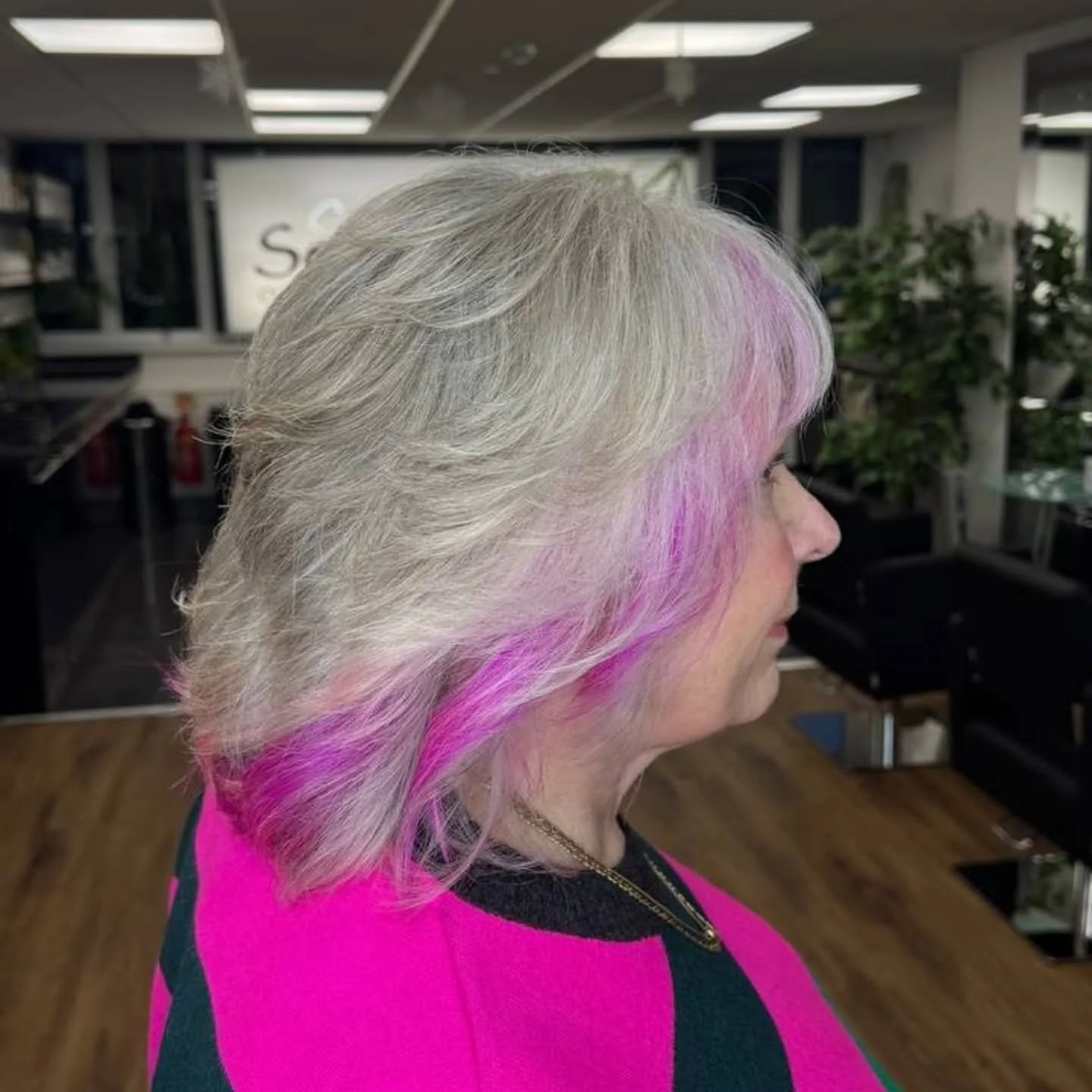 🍬 CANDY 🍬 

COLOUR &amp; CUT BY: Carol

SERVICES INCLUDED: A halo of scattered foils, Cut and Finish 

🌿01903 772200
🌿Direct message to book
🌿Online booking via website
www.serenityrustington.co.uk