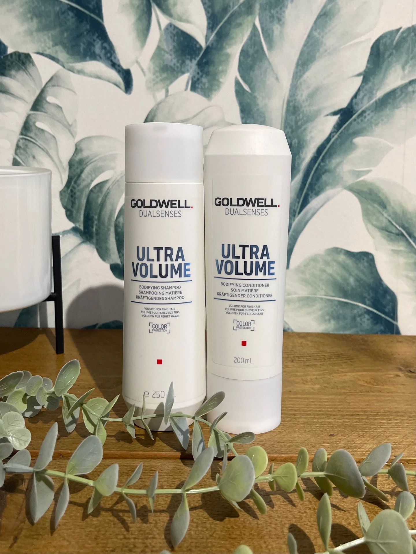 ULTRA VOLUME💙

This lightweight formula gently cleanses while adding noticeable lift and body, perfect for fine or flat hair that needs a boost. 
The shampoo refreshes and preps your strands, while the conditioner delivers moisture without weighing 