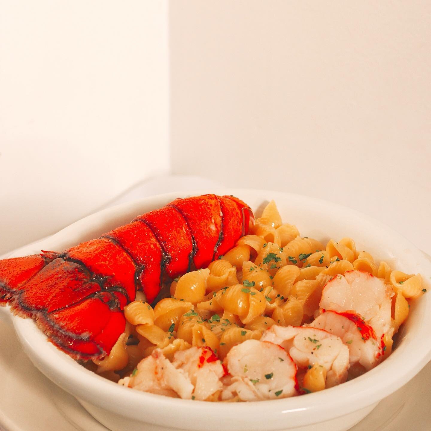 Mac n&rsquo; cheese the @boulevardsteakhouse way! 🦞 Enjoy slices of petite cold water lobster in our lobster mac n&rsquo; cheese! Our mac n&rsquo; cheese comes with a delicious combination of gruyere, white cheddar, jack and parmesan cheese. Yum! Jo