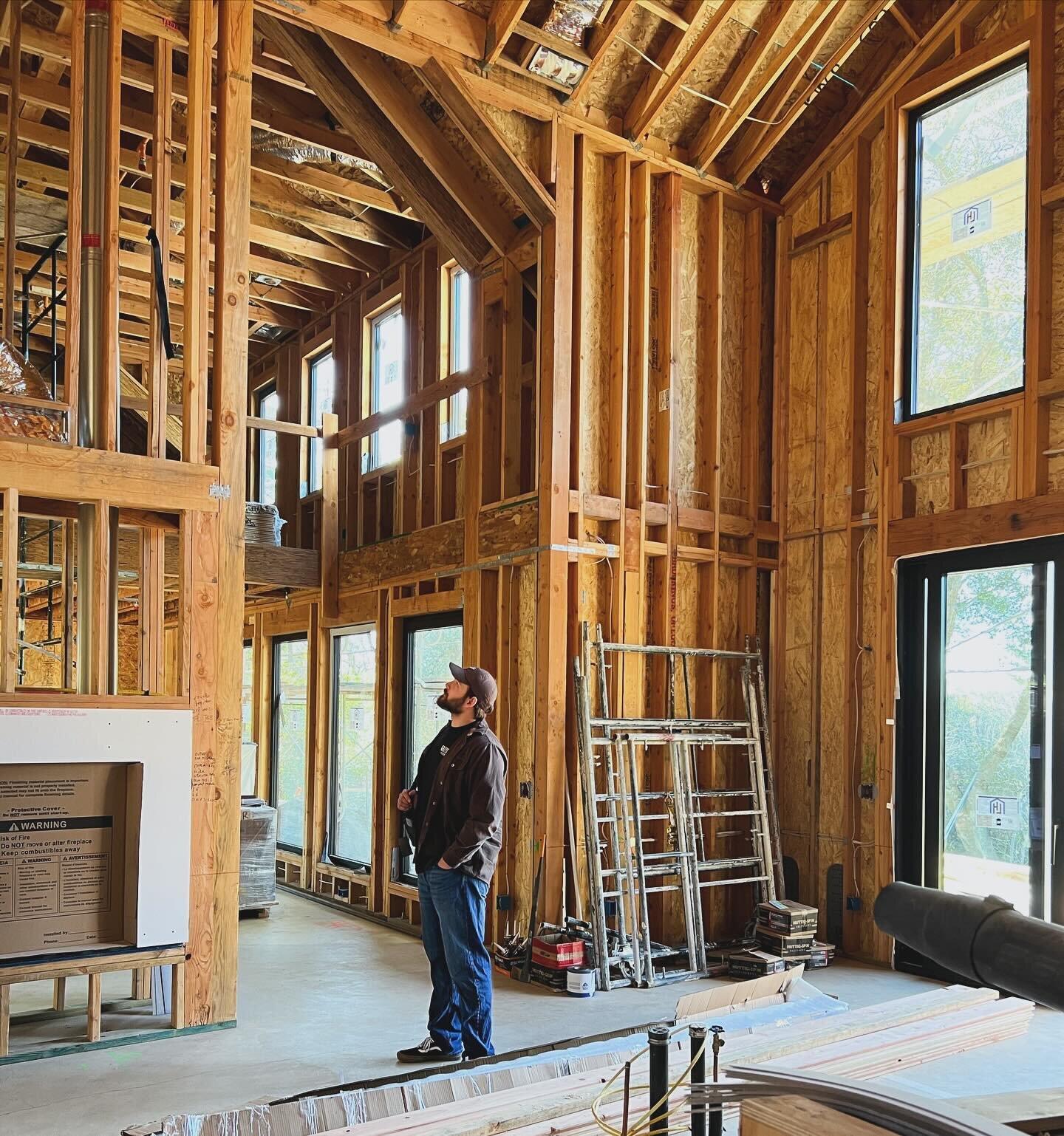 We love tall ceilings! So much natural light in this beautiful home. 😍 #greyscalehomes #greyscaleinc #sanfranciscodesign #sacramentohomes #bayareadesign #bayareadrafting #sacramentodrafting #customhome #drafter #sacramentodesign #drafters #developme