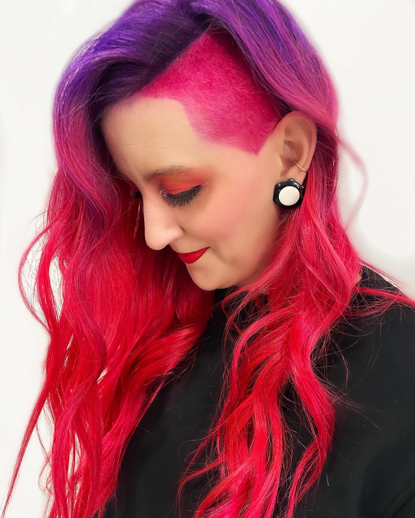 🤍EVERYTHING is temporary🤍 

Hard times come and go and you gotta breathe through it and surround yourself with good people that make you smile. 

#pinkhair #behindthechair #beautylaunchpad #evo #surfacehairhealth #haircolor #hairstylist