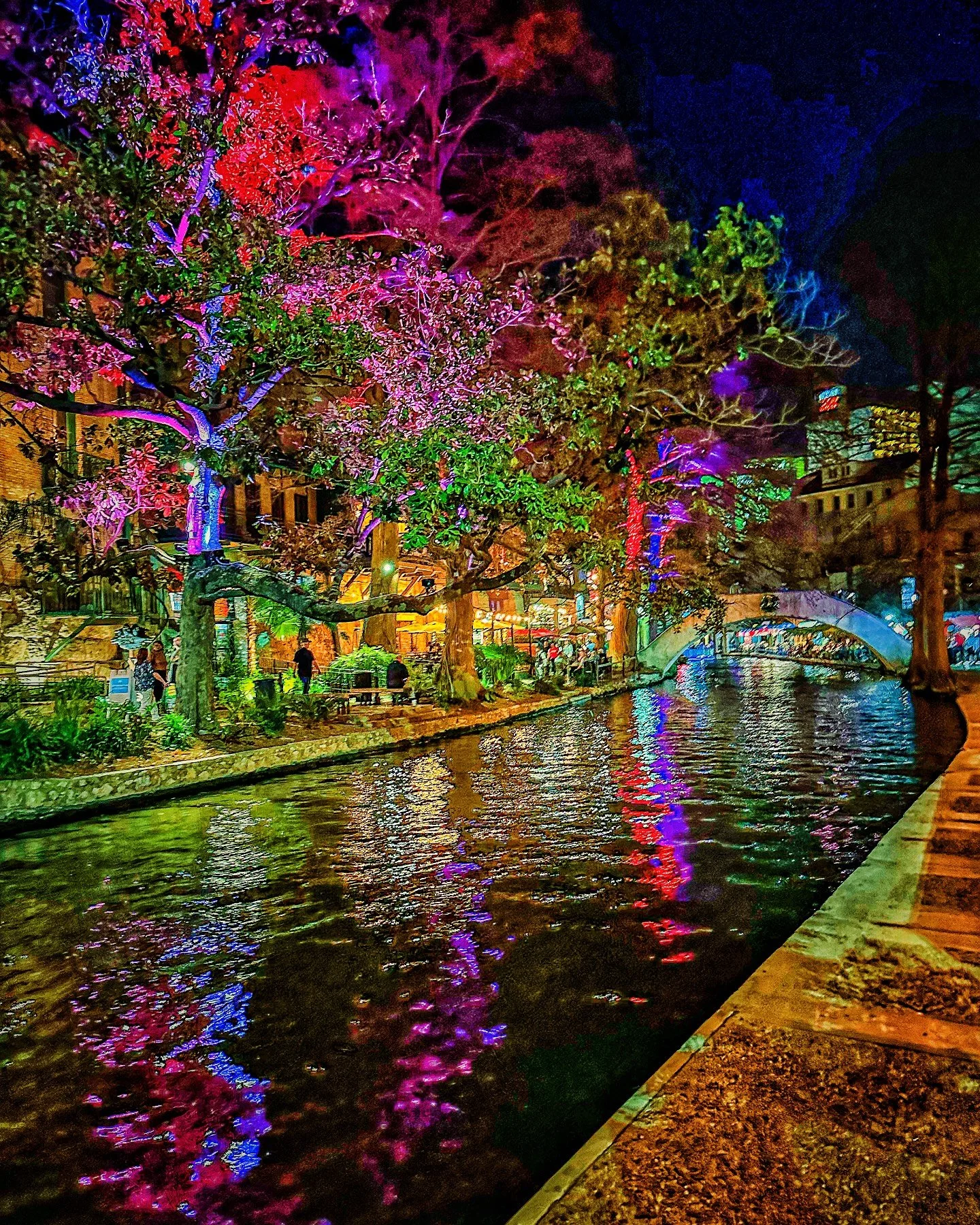 Stroll along the River Walk in San Antonio! First time visiting Texas, really cool spot!

#sanantonio #texas