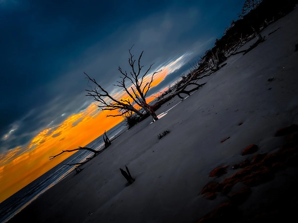 &ldquo;Don&rsquo;t forget: beautiful sunsets need cloudy skies&rdquo; // Paulo Coelho

#quote #beach #sunset