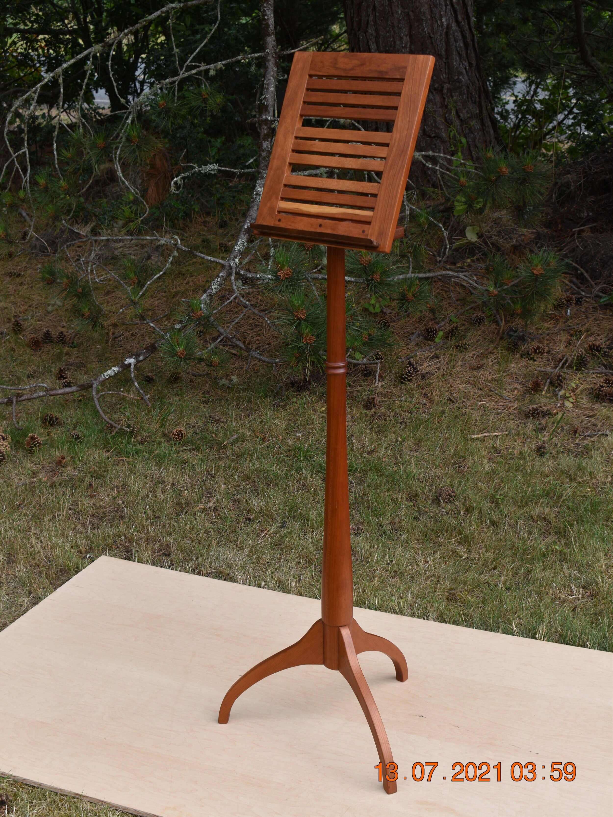 Pedestal Music Stand: Cherry
