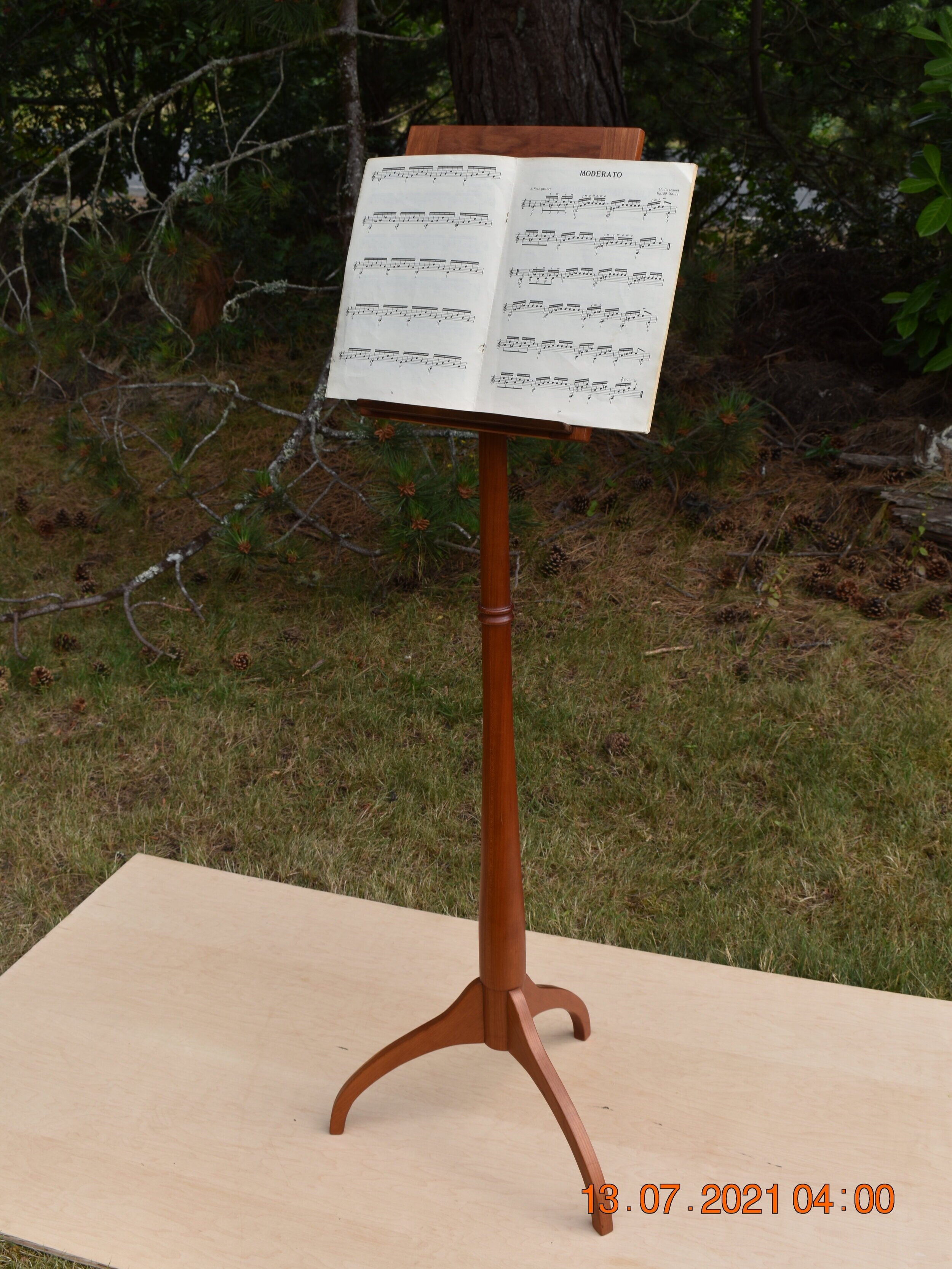 Pedestal Music Stand: Cherry