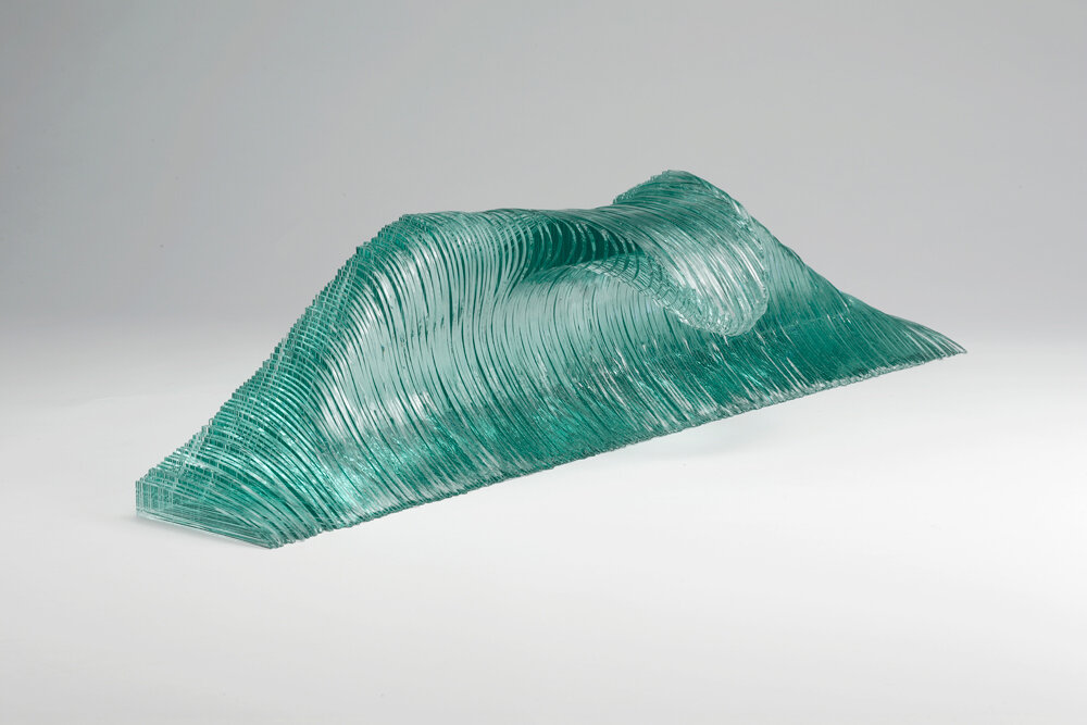 Необычное стекло. Арт объект волна. Стекло и бетон. Скульптуры из листового стекла. Стеклянные фигуры.