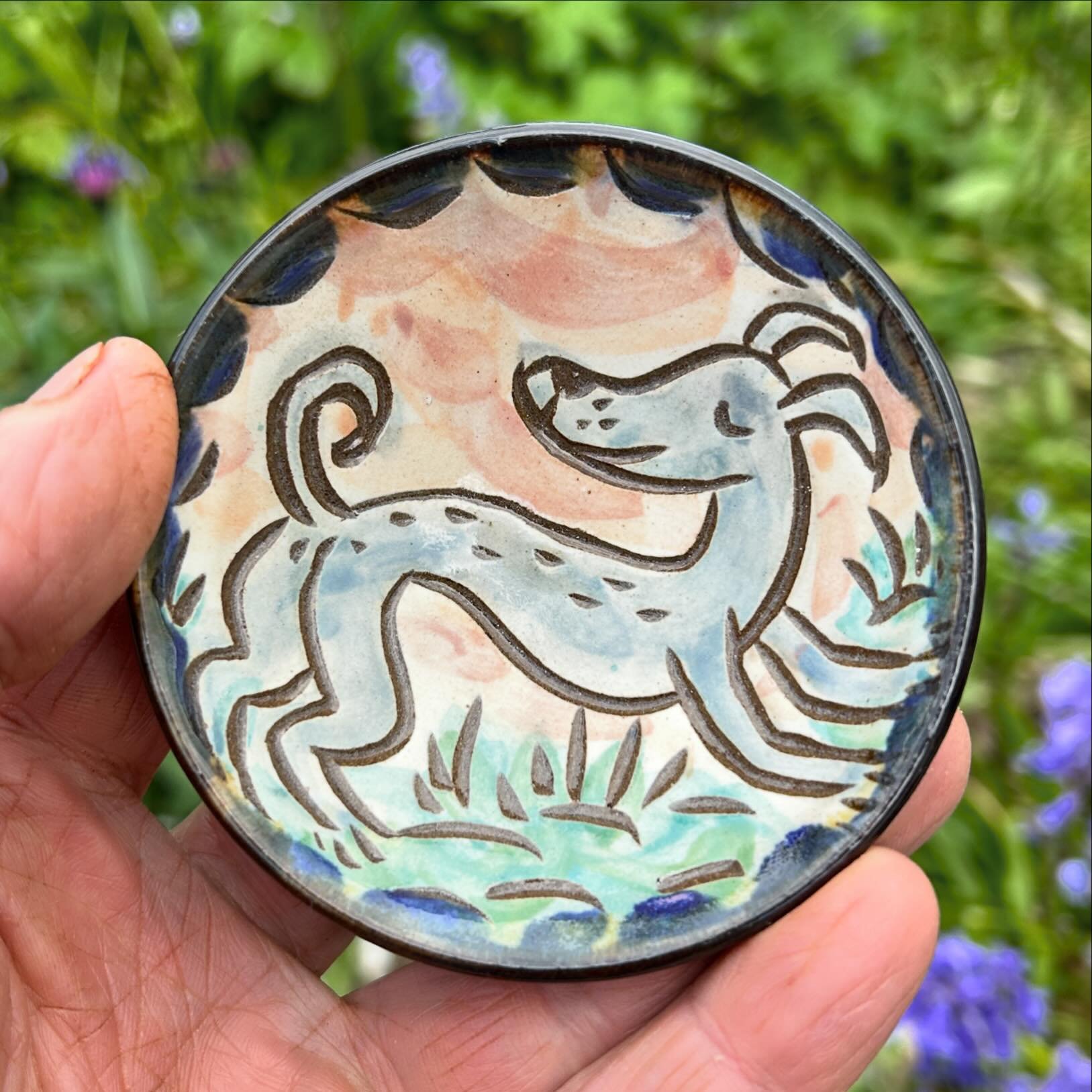 Blue whippet on a little dishy. Lots of new small dishes and bowls on the webshop. Carved and painted stoneware with dark brown glaze on reverse.
.
#stoneware #pottery #whippet #dog #lurcher #ceramics