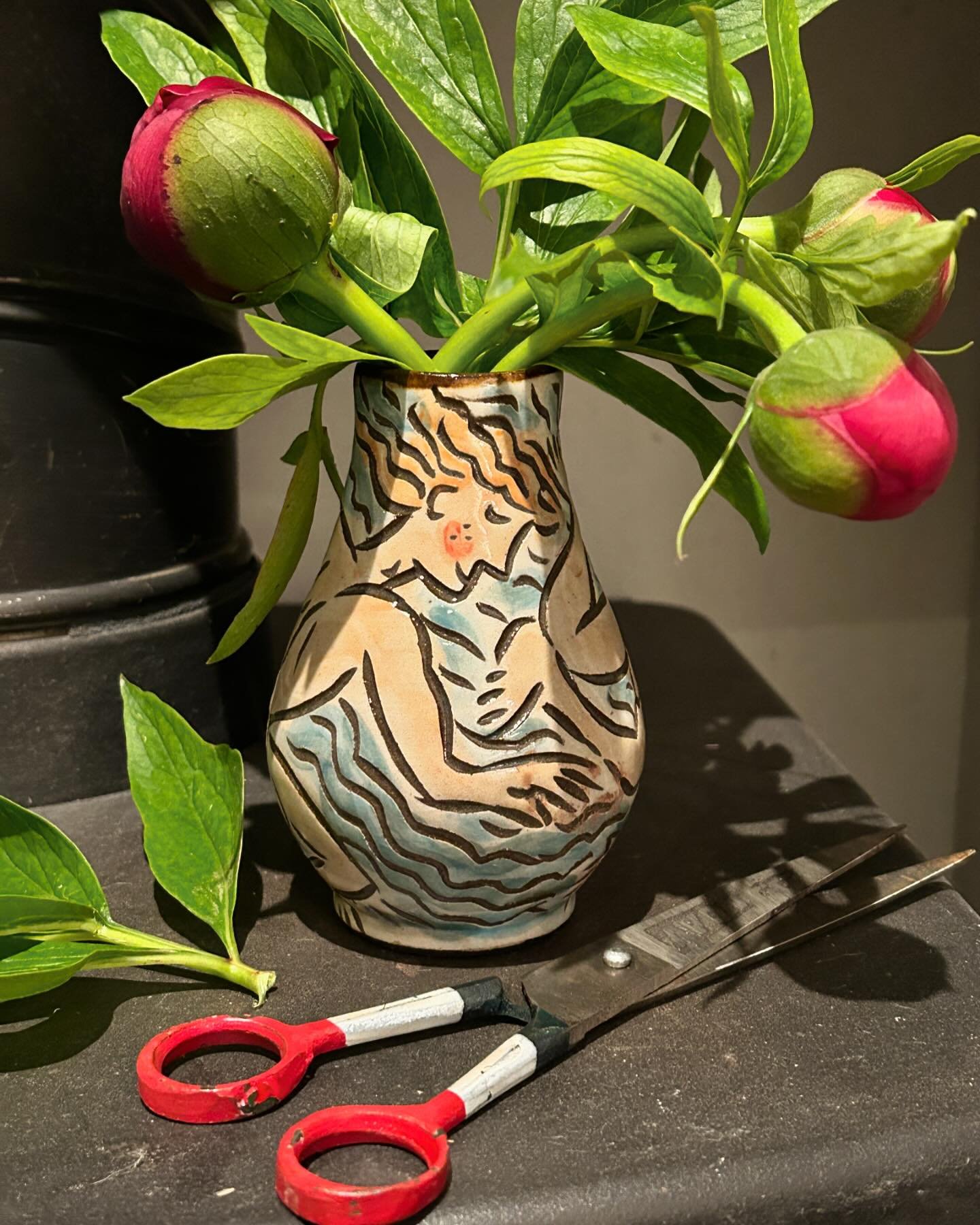 Saved some peonies that were lying in the road. A good test for one of my new bud vases.
Wonder what their story was &hellip;
.
#peony #budvase #pottery #handmade