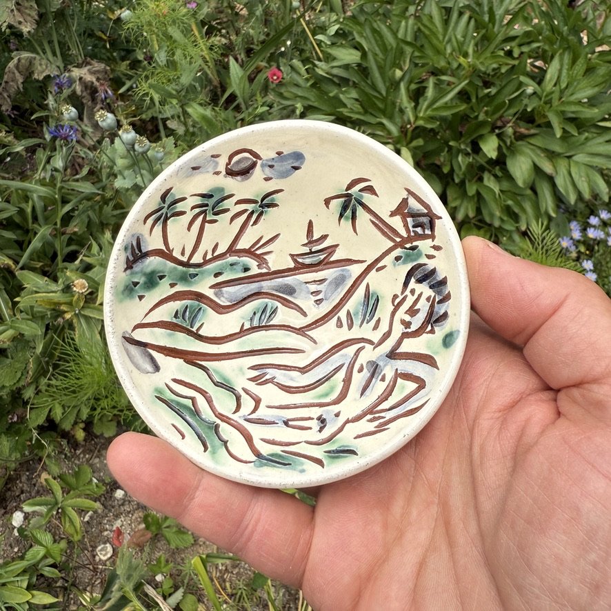 pot2956 Salt dish with tropical beach and bather.