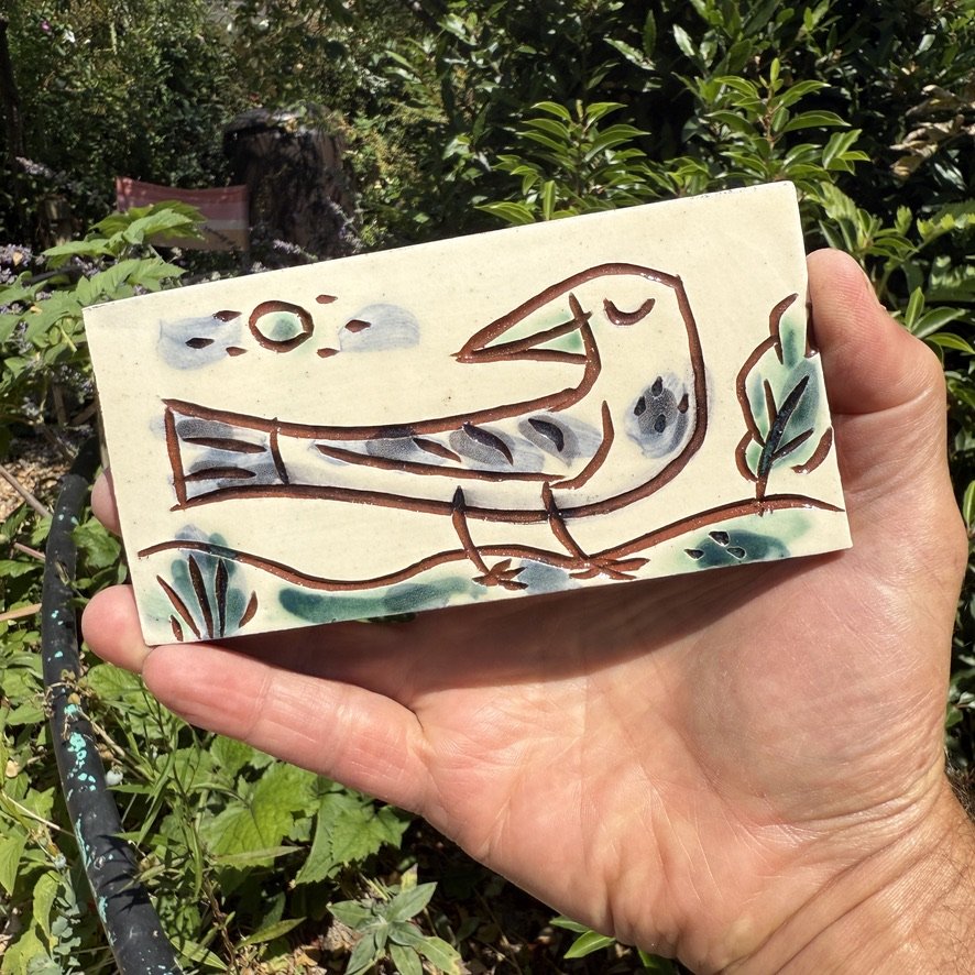 pot2985 Medium rectangular tile with satisfied bird.