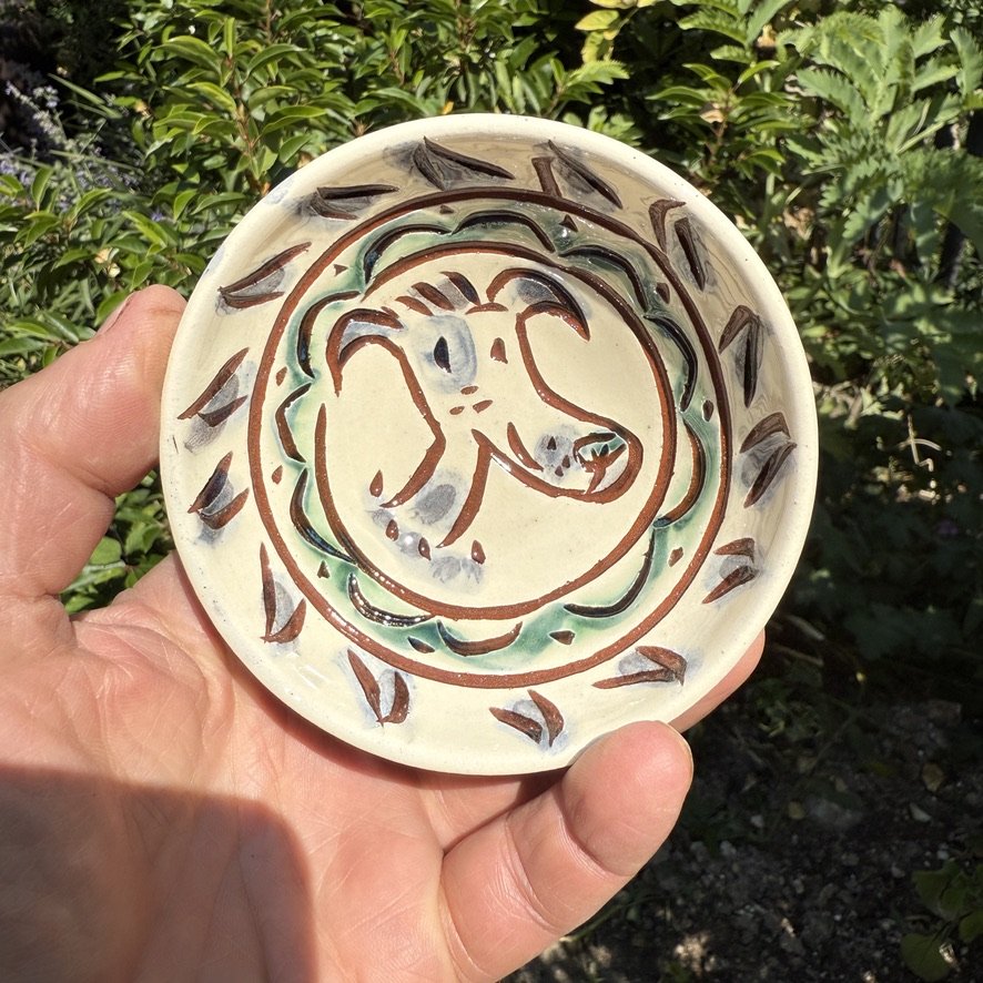 pot2955 Salt dish with perky puppy.