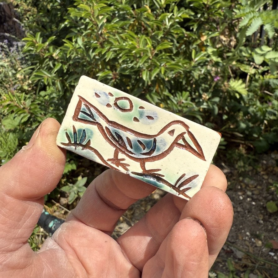 pot2961 Small rectangular tile with bird.