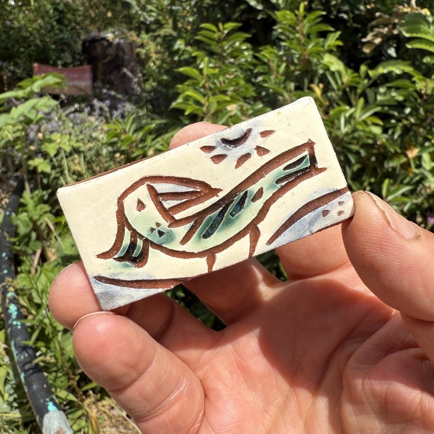 pot2963 Small rectangular tile with bird.