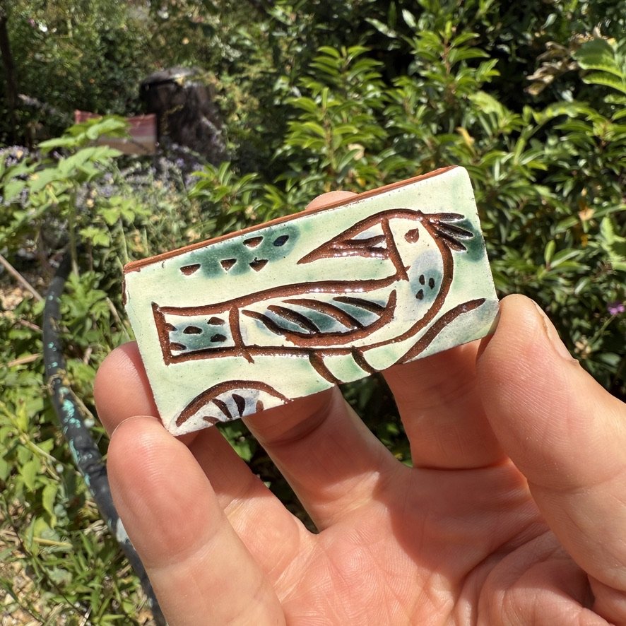 pot2965 Small rectangular tile with bird.