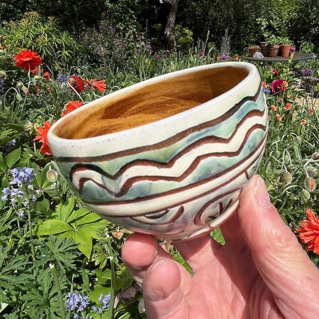pot2864 Icecream bowl with abstract stripes. Blue/green glaze decoration.