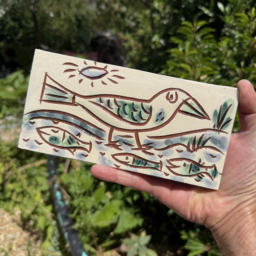 pot2987 Large rectangular tile with bird and happy fish.
