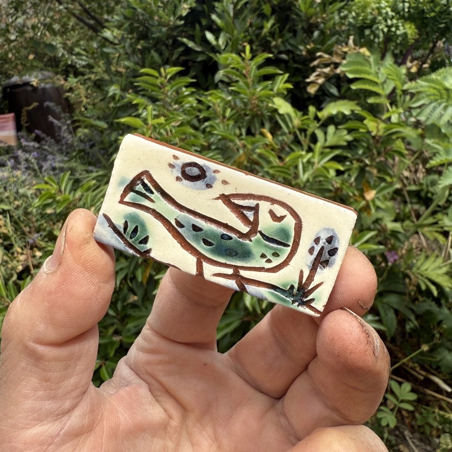 pot2962 Small rectangular tile with bird.