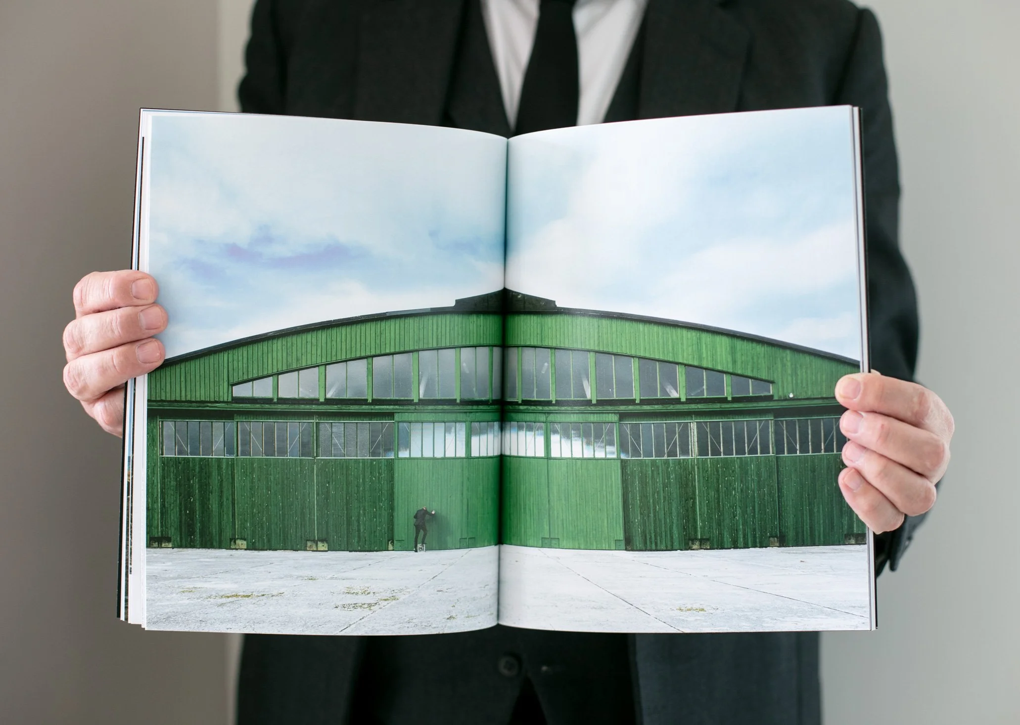 Guardians of the tragic poet - Bunge airport spread