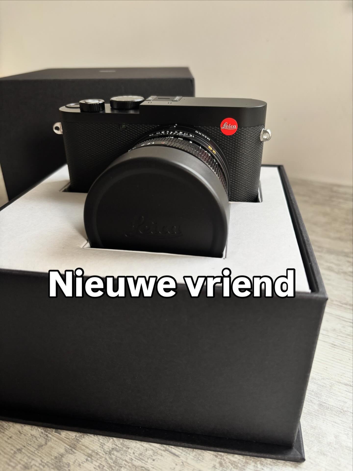We hebben onze Canon R5 ingeruild voor de Leica Q3. Voor velen misschien een vreemde keuze. Voor ons voelt ze verrassend logisch.

Ons leven draait om het nu. Om &eacute;chte connectie. Om intimiteit, nabijheid en echt aanwezig zijn in het moment.

D
