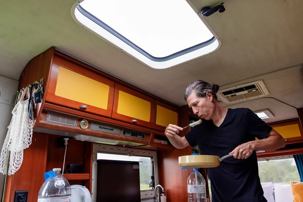 Documentaire fotografie is voor mij zoals leven in onze camper.

Wij wonen niet meer in een perfect huis.
Geen grote zetel meer. 
Geen keuzestress meer om de kleuren te veranderen in de living. 

Onze tafel ligt soms vol eten.
Jassen hangen te drogen