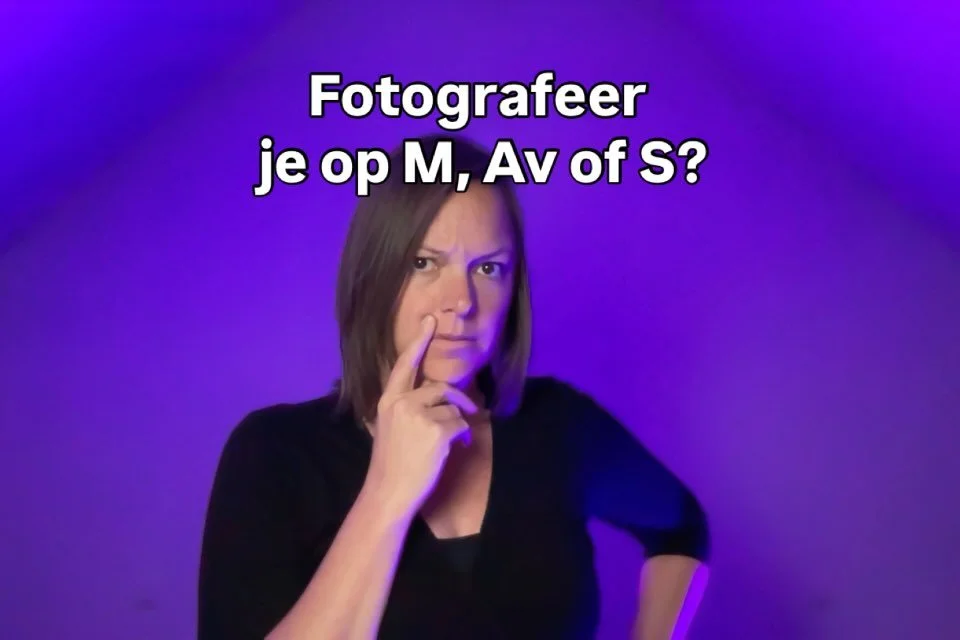 📸 Fotografeer je op M, Av of S?
Die vraag krijg ik vaak. Maar deze vraag gaat niet over instellingen. Het gaat over angst en controle.
Ben je gewend alles te sturen tijdens een reportage? Hand hier, lach daar, sluitertijd checken&hellip; Dan voelt l