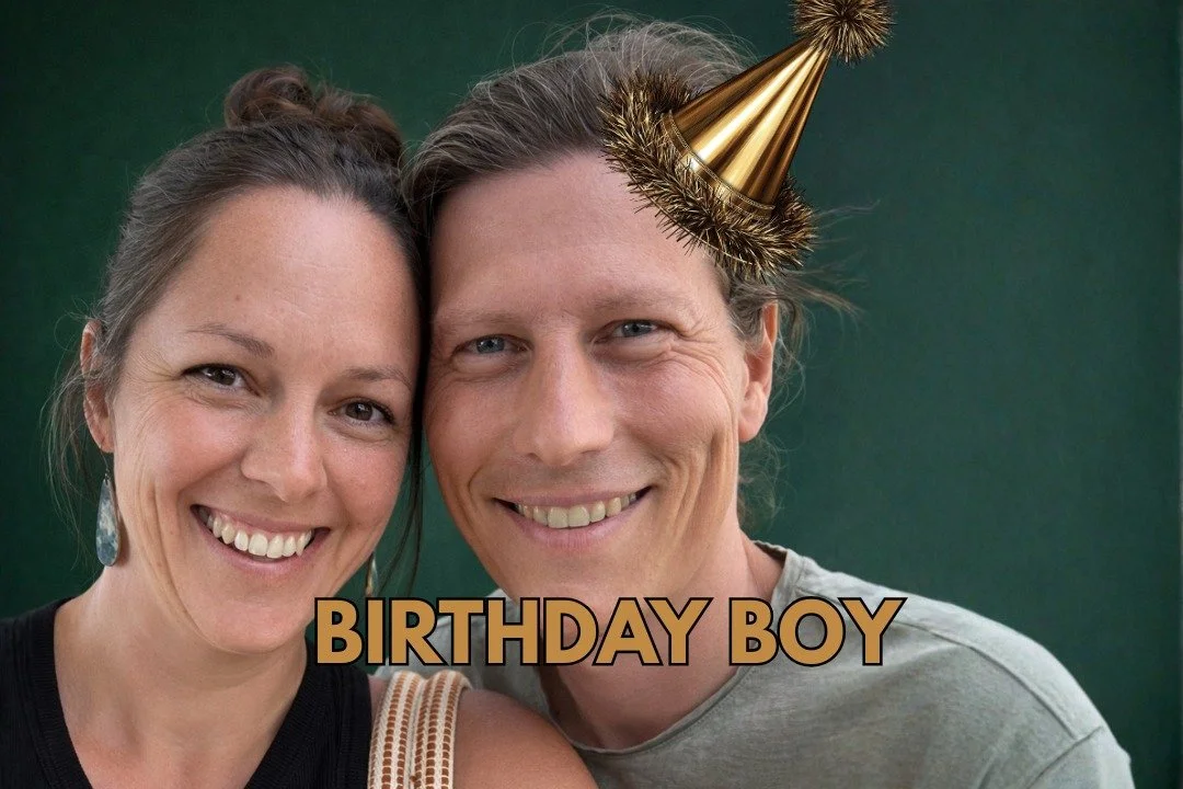 Vandaag wordt Thomas 45 🎉
Sorry zoetje voor dat lelijk hoedje.
Er bestaan echt alleen lelijke feesthoedjes in Canva. 🤷🏻&zwj;♀️

En zoals dat gaat met verjaardagen&hellip; er wordt getrakteerd!
Niet met taart. Maar met tijd 💪
Niet aan rechtstreeks