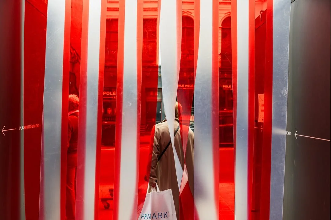 Straatfotografie in Gent [Hent]

1. RedMark is better than Primark
Het leverde me drie minuten kijken op in rood wit. Het kostte me niets. Het leverde alleen op.

2. Downtown stripes
Aangetrokken door lijnen, de stilte onder de drukte bovenaan op de 