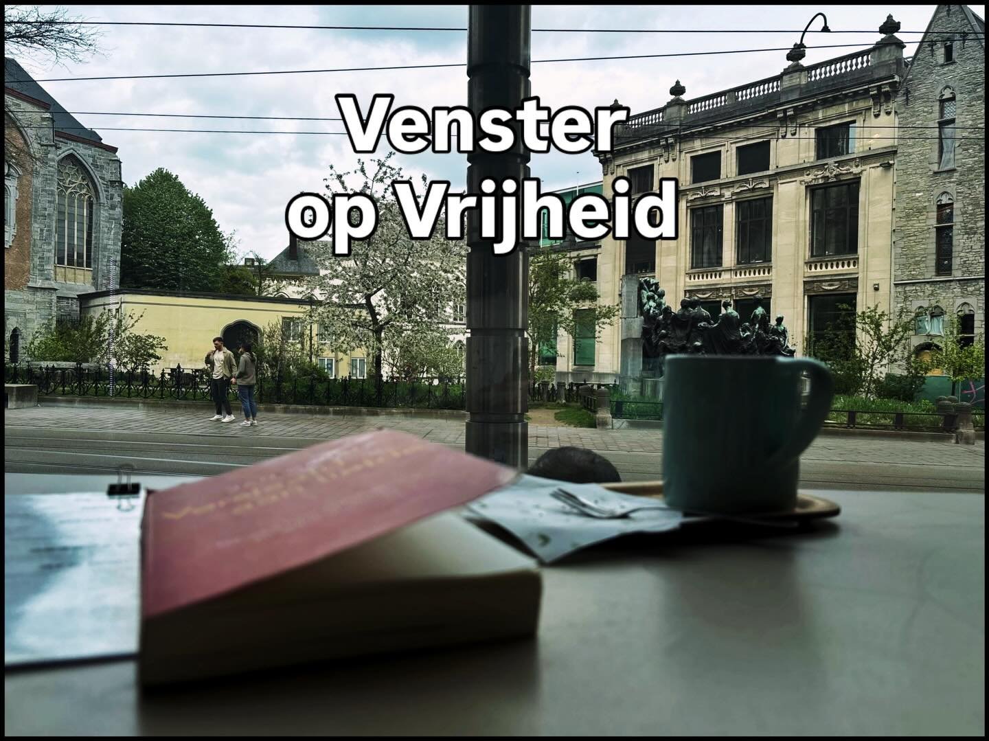 Terwijl de grote americano en het stukje chocoladecake met rode bessen al naar binnen gewerkt zijn, hoor ik pianomuziek door de witte oortjes met krullende witte draad in mijn oren.

Op &eacute;&eacute;n van de vijf gekleurde vrolijke stoelen voor ee