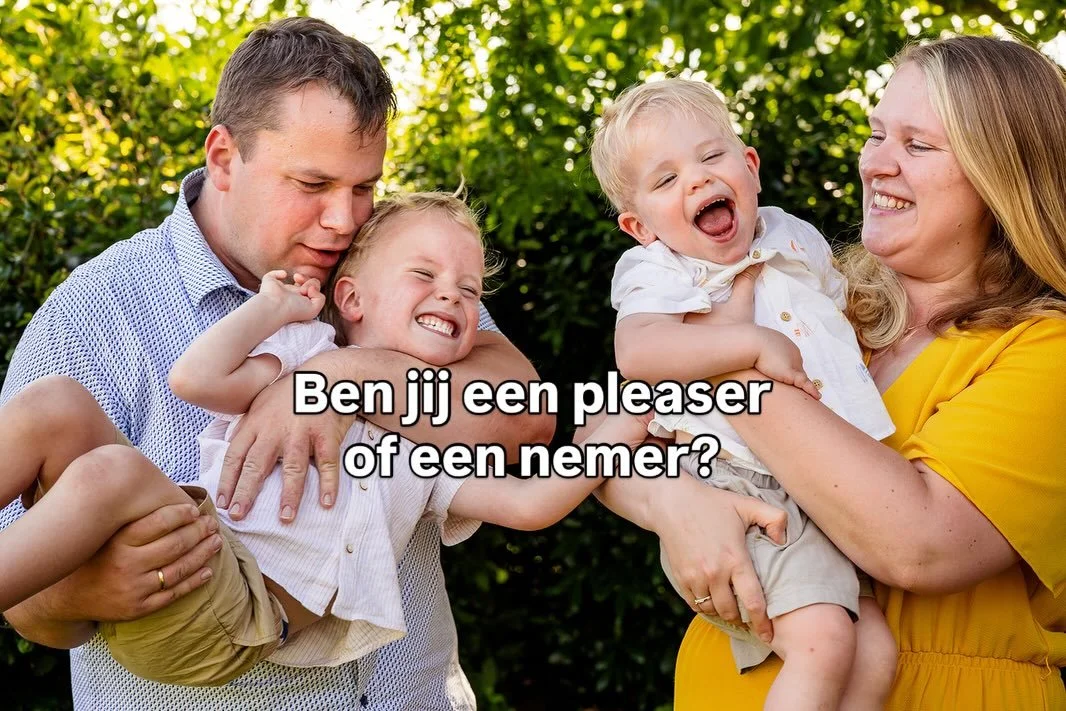 Ben jij een pleaser of een nemer in je fotografie?
Er zijn twee soorten fotografen.
De ene fotograaf controleert alles.
De andere verliest zichzelf volledig in de klant.

En allebei zitten vast.

Als jij een PLEASER bent, dan&hellip;
* Zeg je op alle