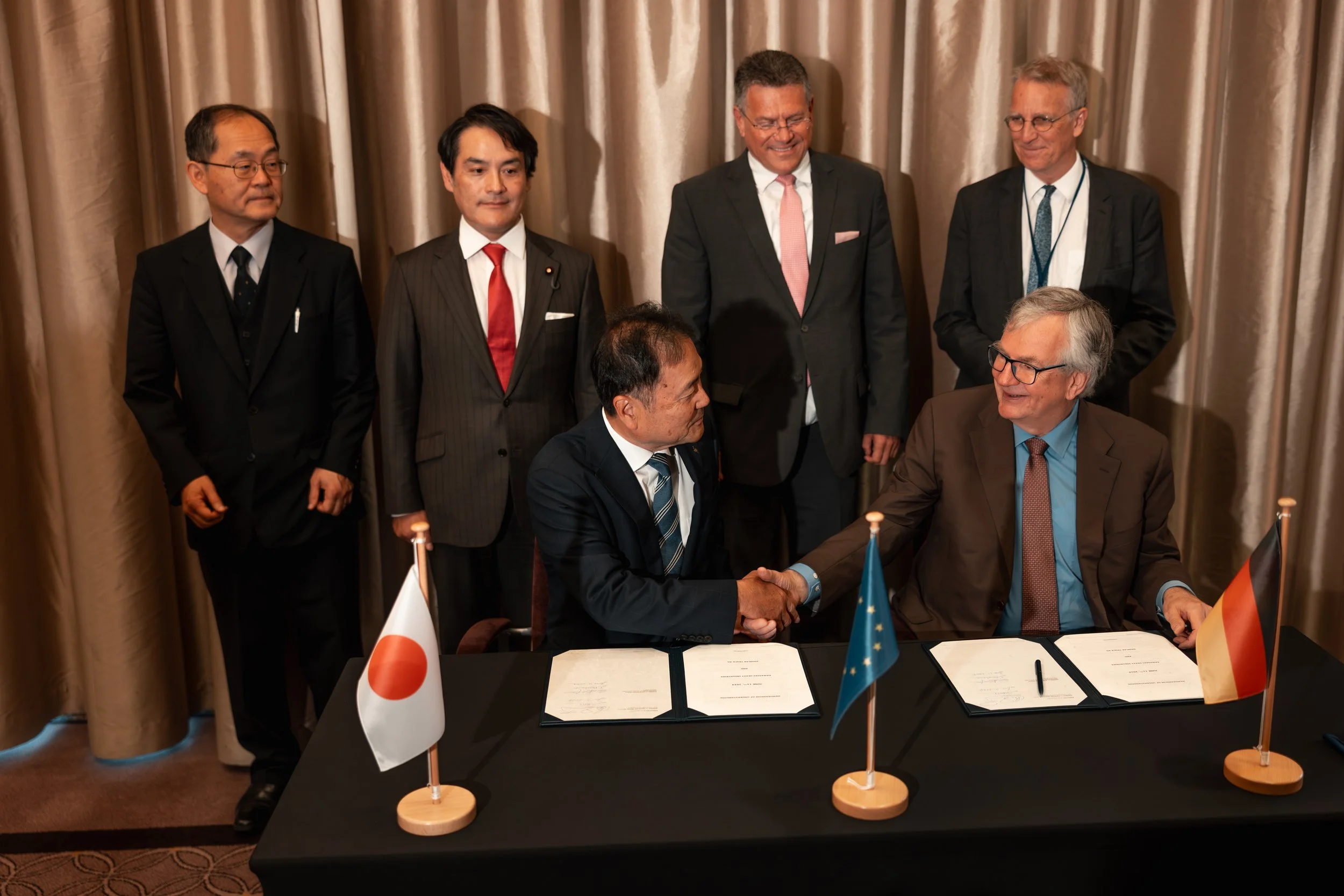 2024.06.11 - Hydrogen Council_Day II_Signing_Minister Habeck_pctrbrln.com-8.jpg