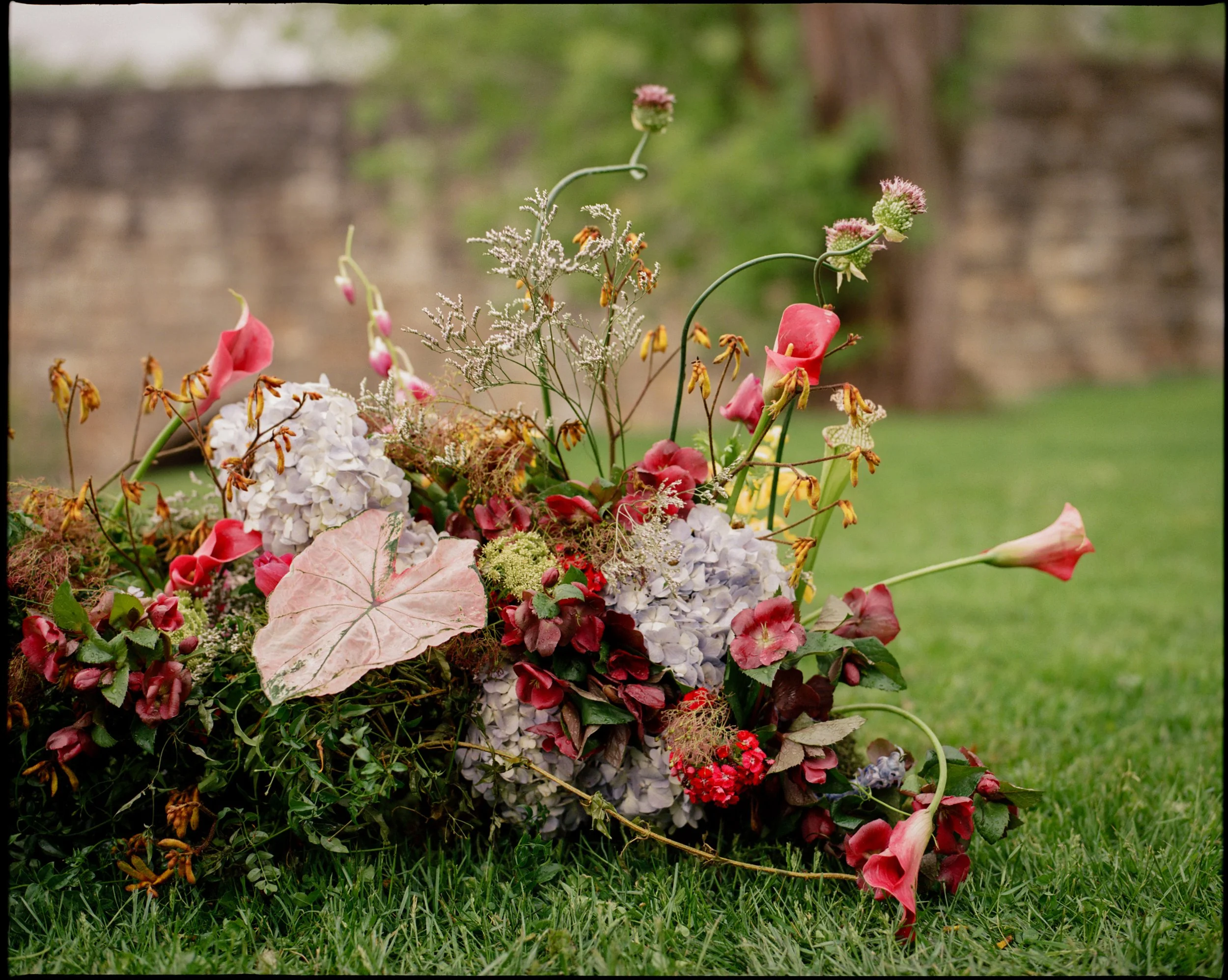 Casksills Hudson Valley wedding flowers at Elizabeth House in Leeds, NY. Photo by Mikala Gallo.