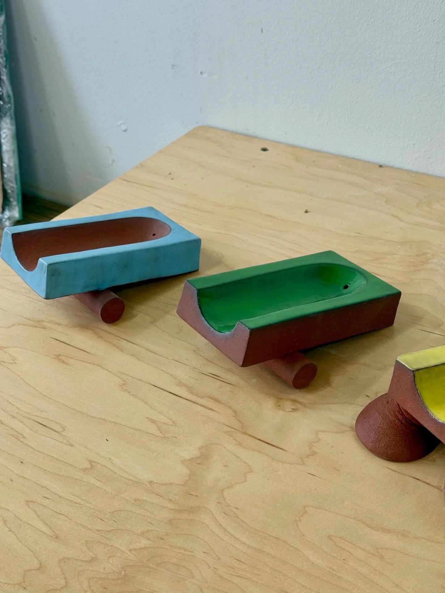 The incense holders came out so good! Just grabbed them out of the kiln and packing for the breezy holiday sale @orionbarbk with @_studioana and friends. I can&rsquo;t wait to make more of these! I love the grass green one the best.

Come and see the