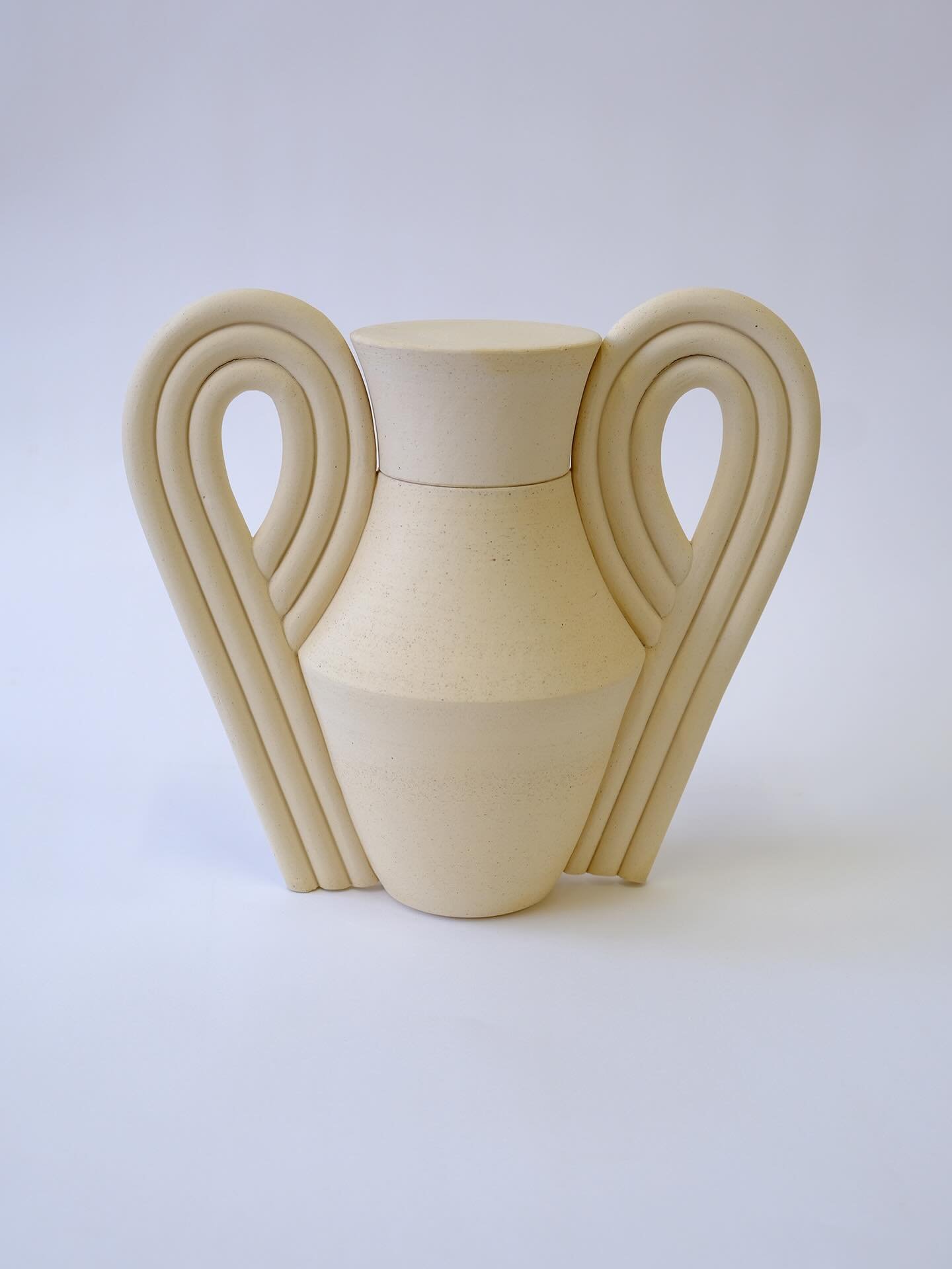 This is the Whirling Urn in Sand! This is the medium sized cremation urn I made for @urnstudios for their new collection.

Its actually a throwback to a very early vase design when I first started building handles on forms, but modernized😉 And I&rsq