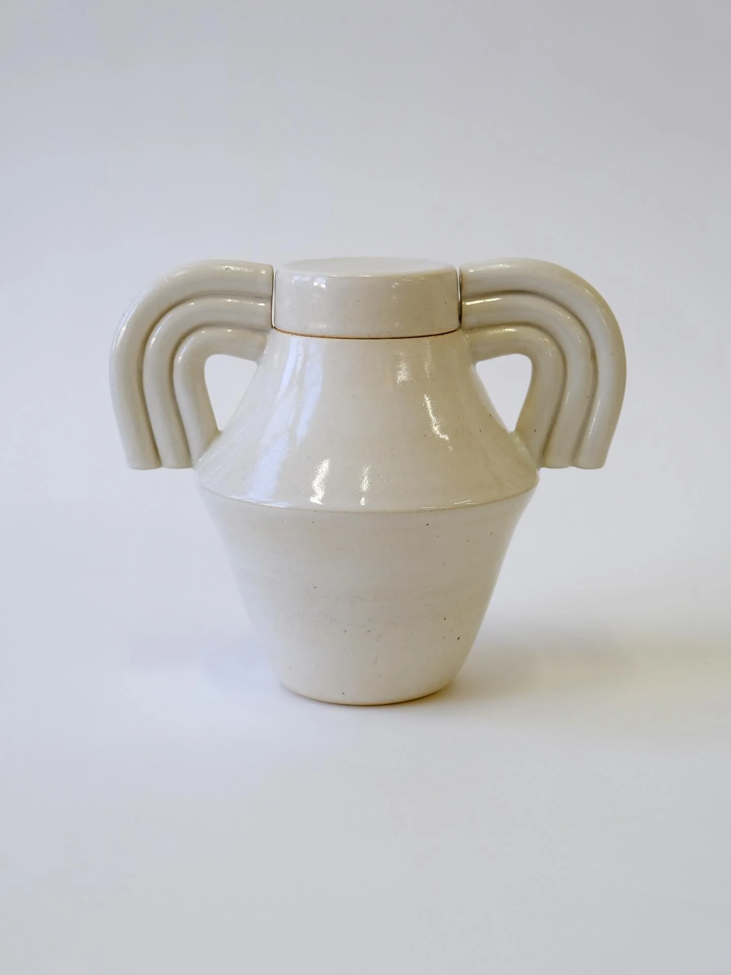 The smallest offering of my newest urns @urnstudios the Trevor urn!

There are three sizes in two different glazed colorways, this one has the lid that sits perfectly in between the lines drawn by the handles, a natural extension of the form.