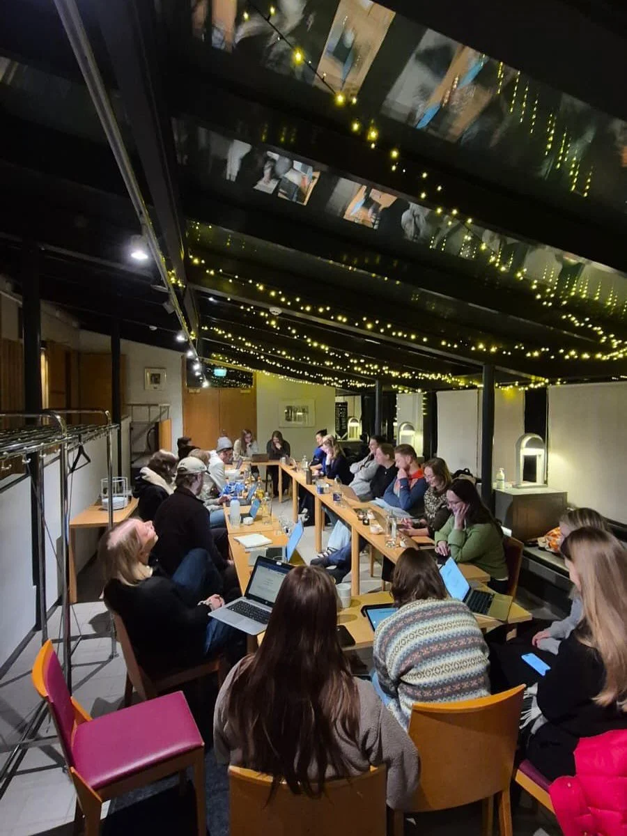 Spexv&aring;ren &auml;r &auml;ntligen ig&aring;ng🤩Ig&aring;r samlades f&ouml;rfatteriet, regiss&ouml;rerna, sceng&aring;ngarna, kuliss-, dans-, ljud- och ljuschefer f&ouml;r en genoml&auml;sning av manuset🌟