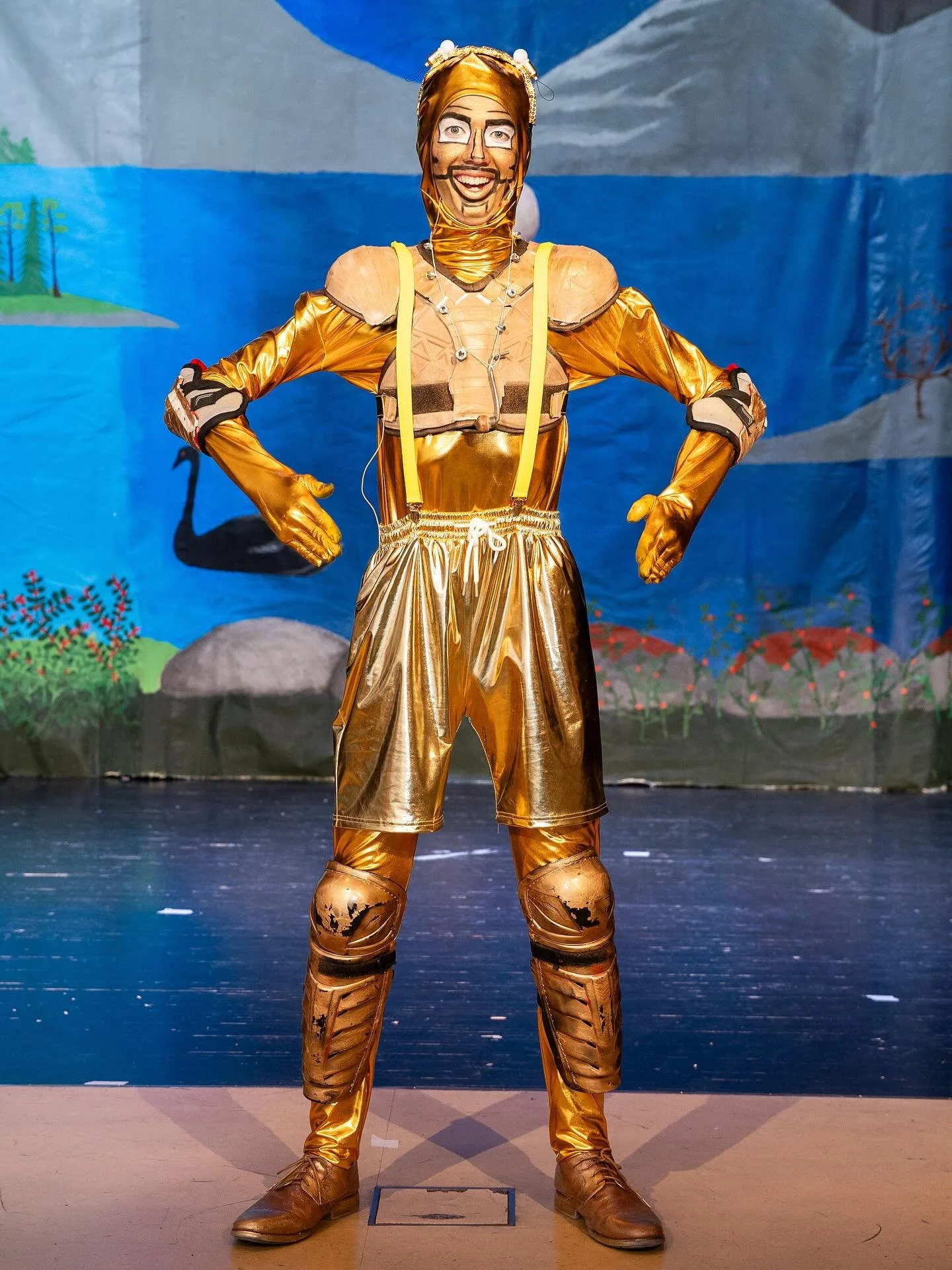 Presentation av karakt&auml;r:

Sampo - Hj&auml;lpsam, trollkarl, robot🤖

Spelas av: Kasim Kaader

Medicin som passar in p&aring; karakt&auml;ren: Levodopa (effektiv och central medicin f&ouml;r behandling av Parkinsons sjukdom)

Beskriving: 

Ur as