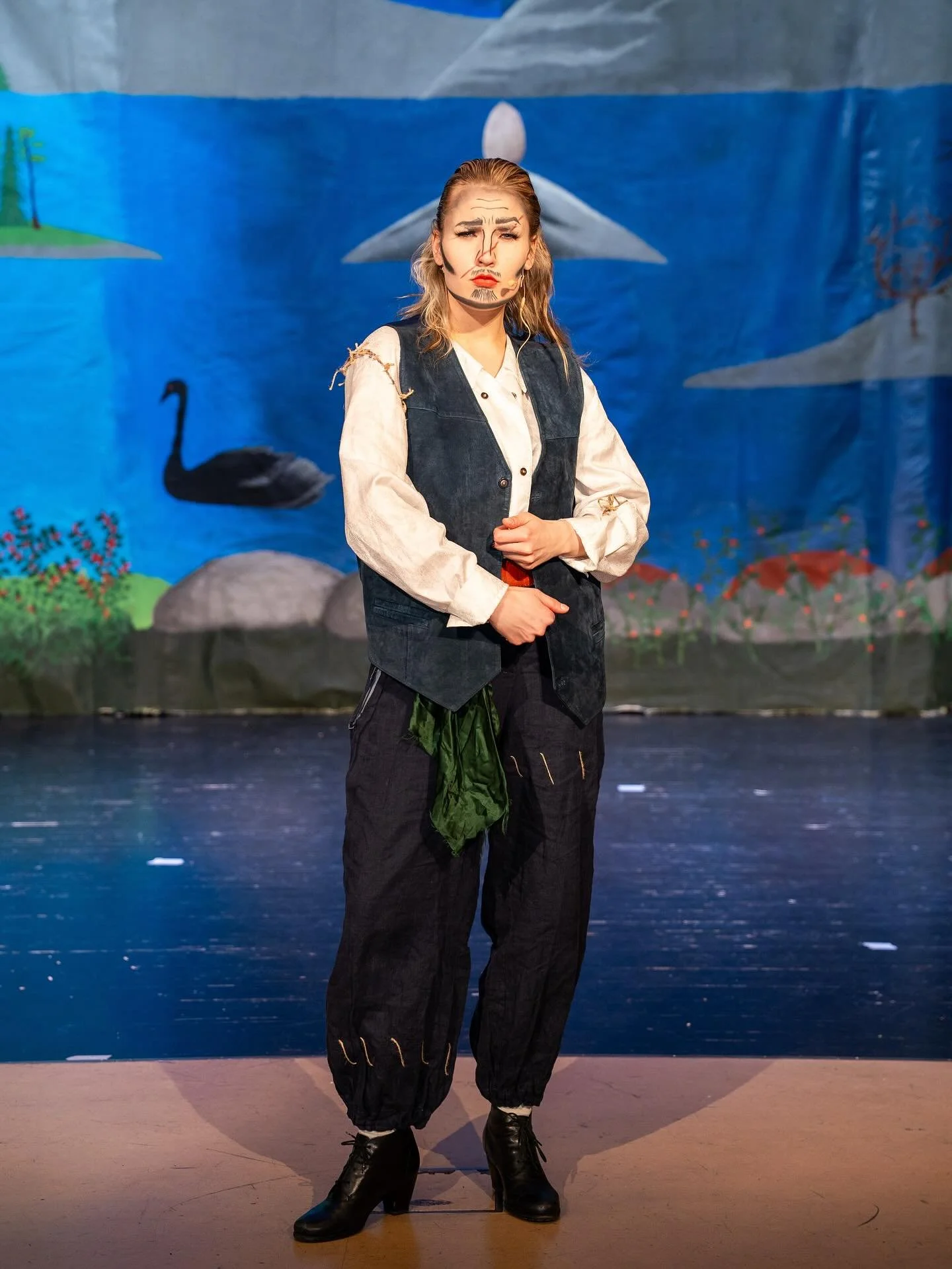 Presentation av karakt&auml;r:

Lemmink&auml;inen &ndash; Energisk man nyligen &aring;terv&auml;nd fr&aring;n d&ouml;dsriket🦢

Spelas av: Stella Bondestam

Medicin som passar in p&aring; karakt&auml;ren: en l&aring;g dos diazepam f&ouml;r lugnande e