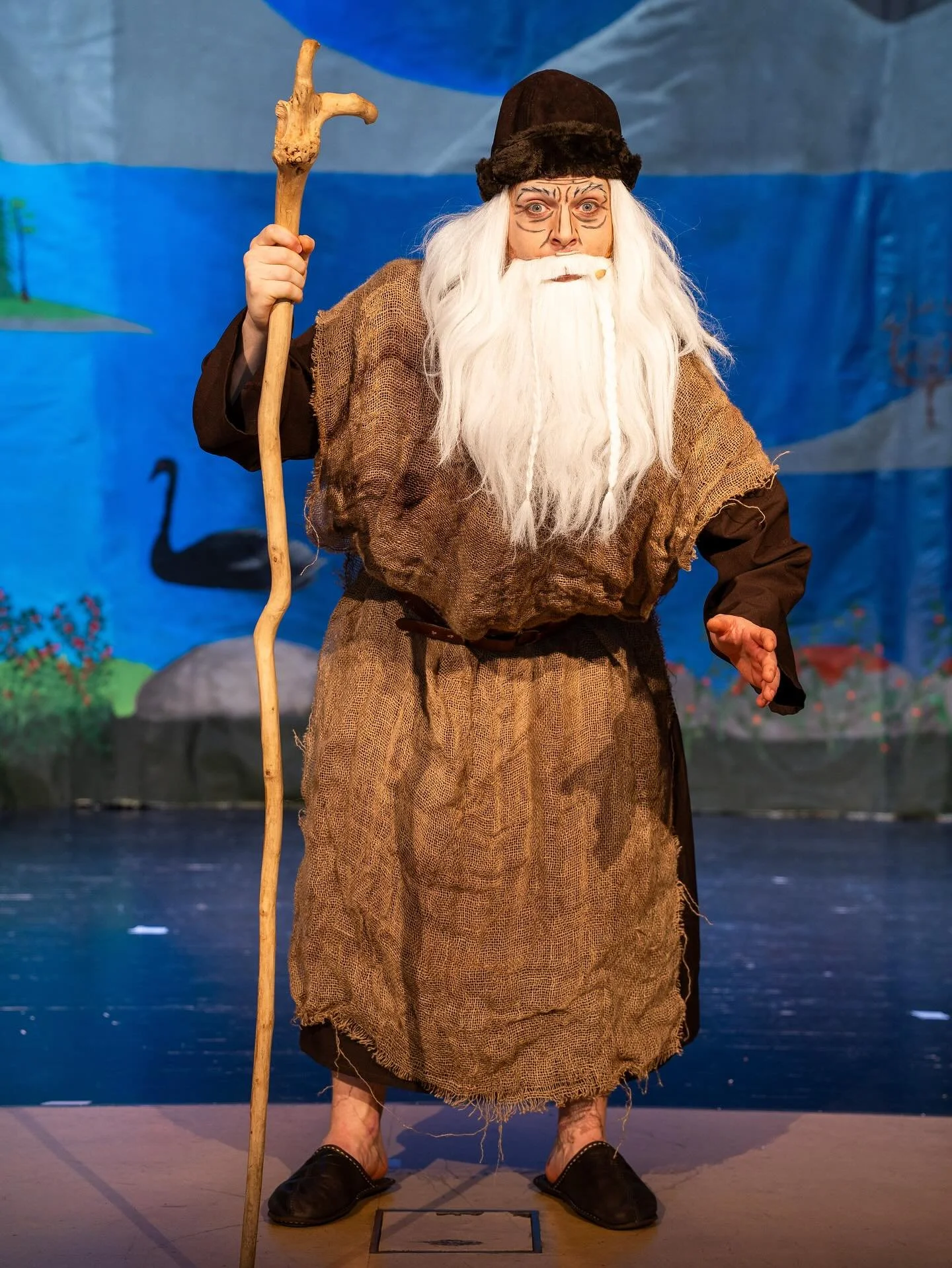 Presentation av karakt&auml;r:

V&auml;in&auml;m&ouml;inen &ndash; Godtrogen k&auml;rlekss&ouml;kande gamyl💌

Spelas av: Benjamin Bergan

Medicin som passar in p&aring; karakt&auml;ren: Memantin f&ouml;r minnet, diklofenak f&ouml;r lederna

Beskrivi