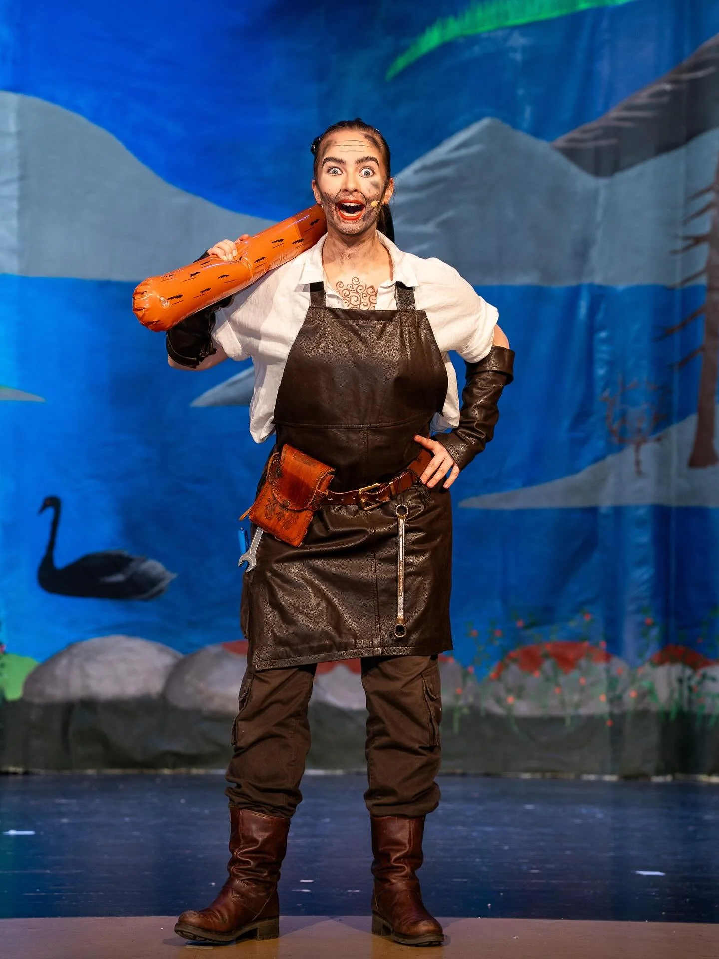 Presentation av karakt&auml;r:

Ilmarinta - Trogen v&auml;n, &auml;lskar att smida, skapare av ytterst cool kvarn 🔨

Spelas av: Isabelle Vikman

Medicin som passar in p&aring; karakt&auml;ren: Ibuprofen 600mgx3, inget mer, inget mindre

Beskriving: 