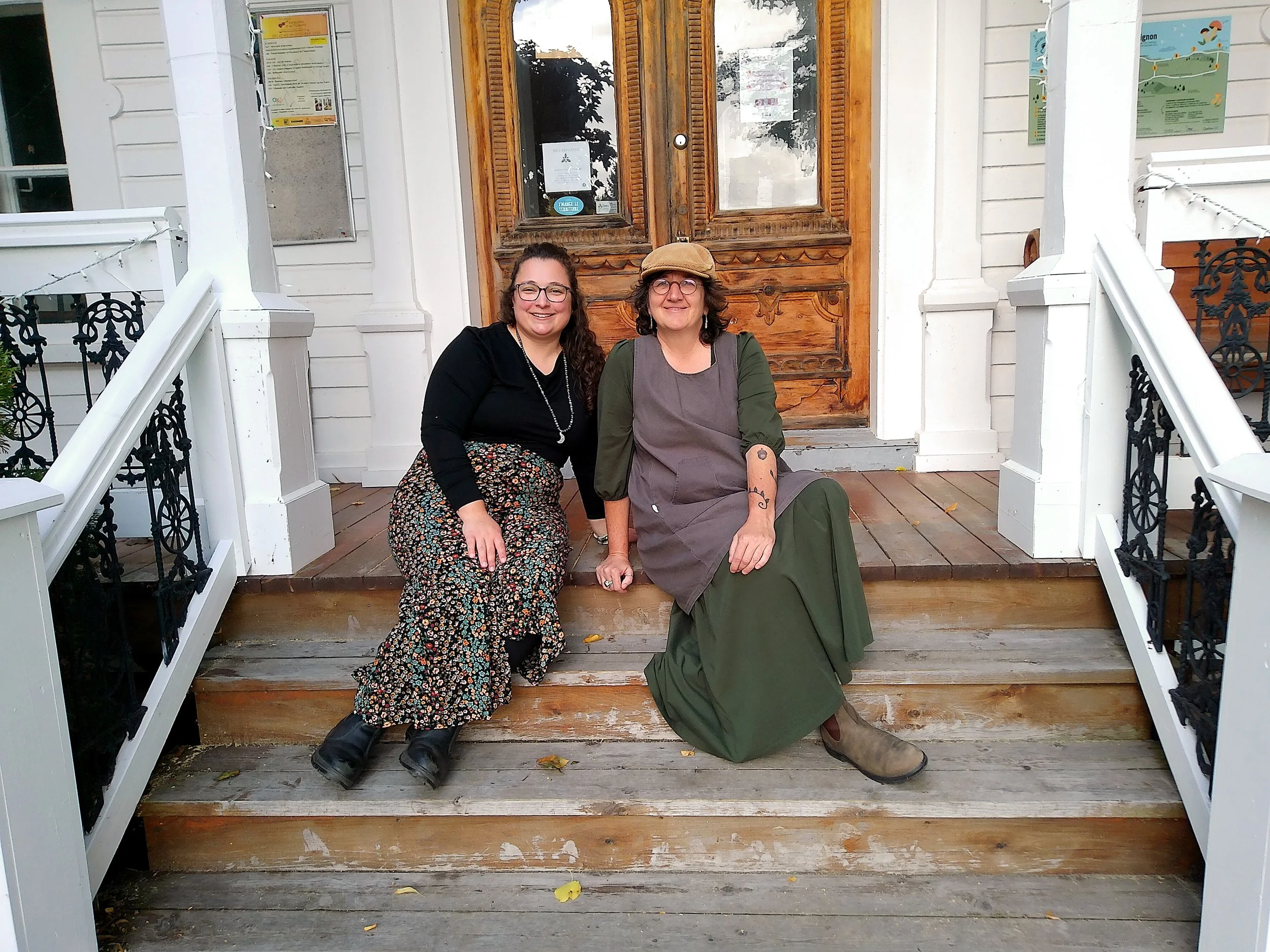 Josée Landry et Karine Verpillot, deux artistes du Bas-Saint-Laurent, complices et souriantes, en préparation de leur exposition duo La Traversée.