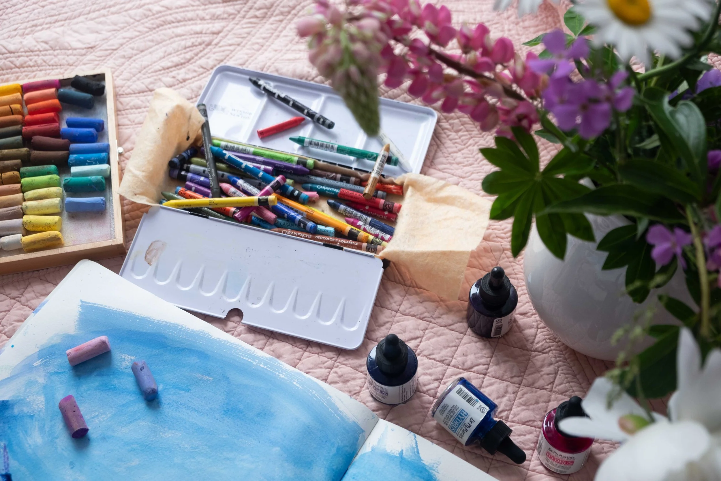 Espace de création de Josée Landry, artiste du Kamouraska, avec pastels, peinture et fleurs, techniques mixtes et œuvres originales.