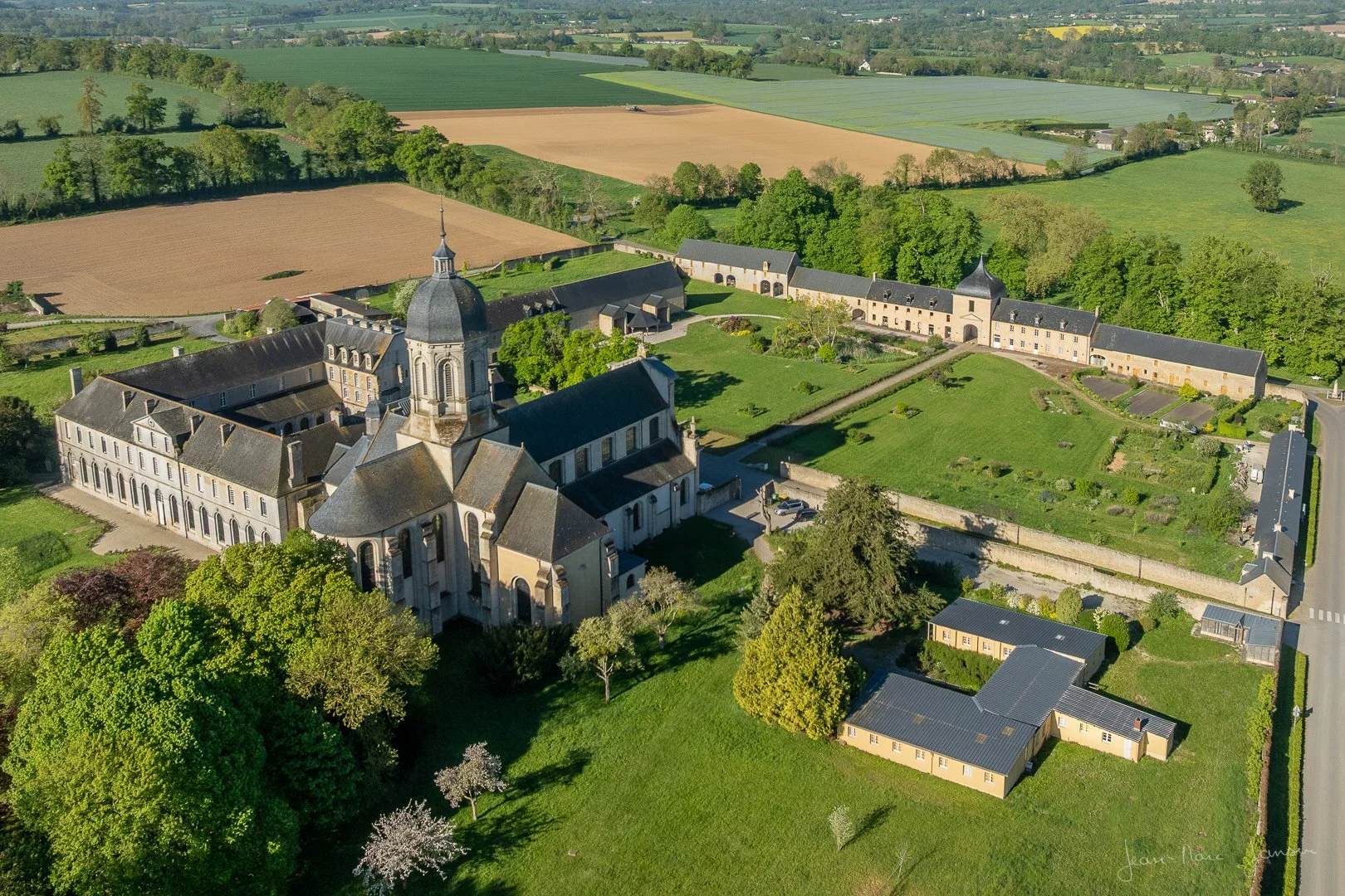 20260127_095055_20250430_094346_AbbayeDeMondaye_30avril2025_DJI_0114_1080.jpg