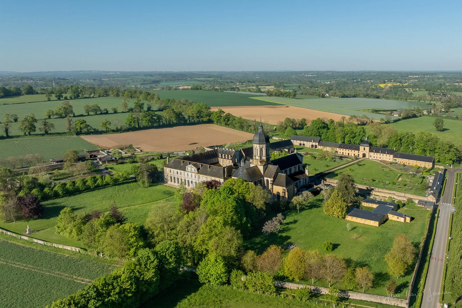20260127_095104_20250430_094453_AbbayeDeMondaye_30avril2025_DJI_0117_1080.jpg