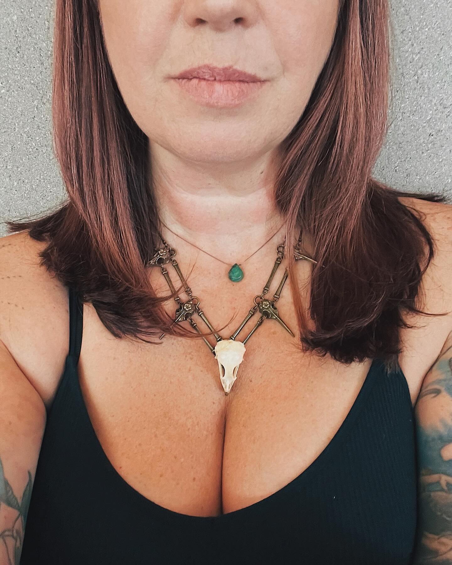 Treated myself to this beautiful necklace from our booth neighbor @curiousodditiesofskinbones in Dallas last Friday night and wore it to the show on Saturday. They were the sweetest humans ever and were so good with our little girl so I wanted to giv