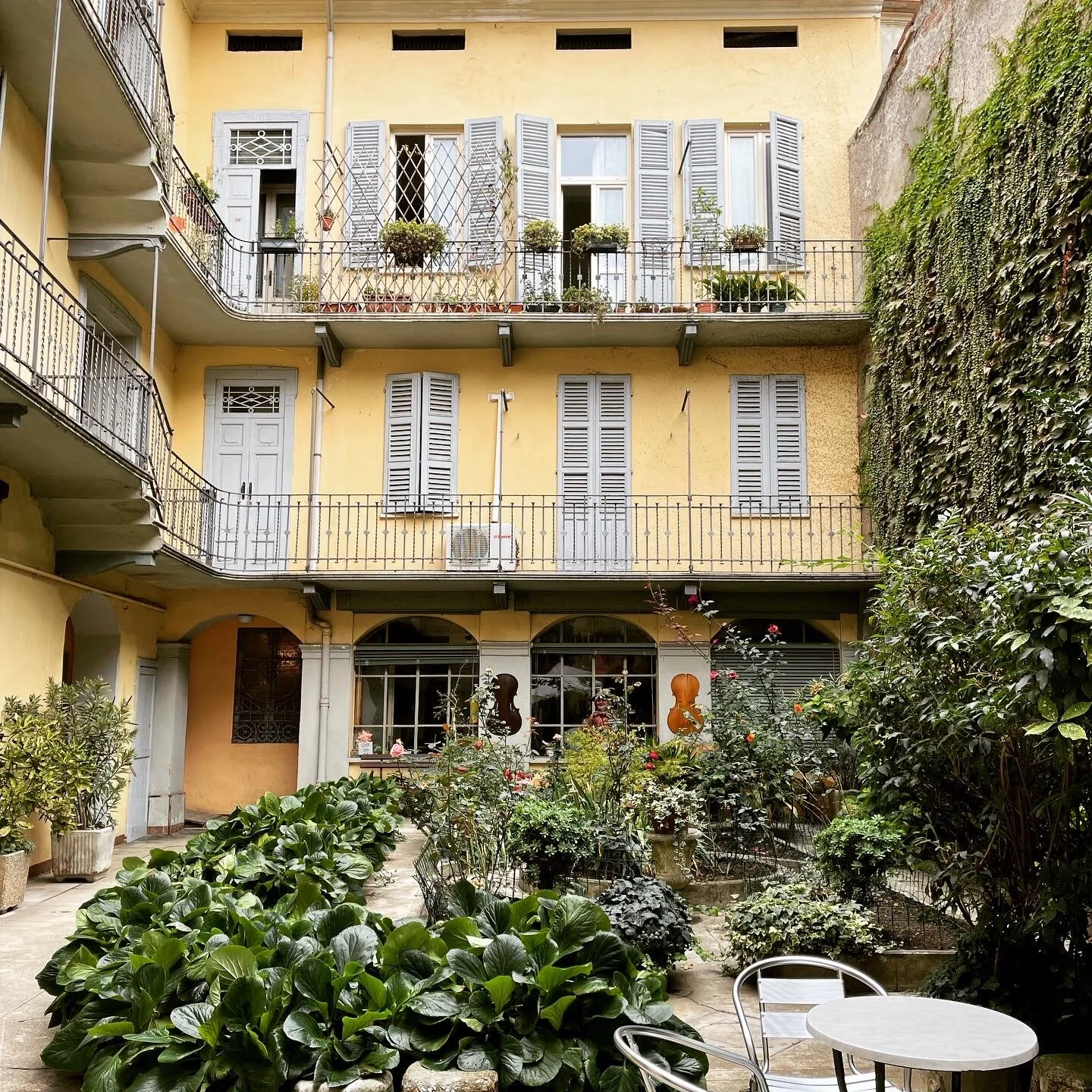 クレモナのヴァイオリン工房で職人芸に触れる